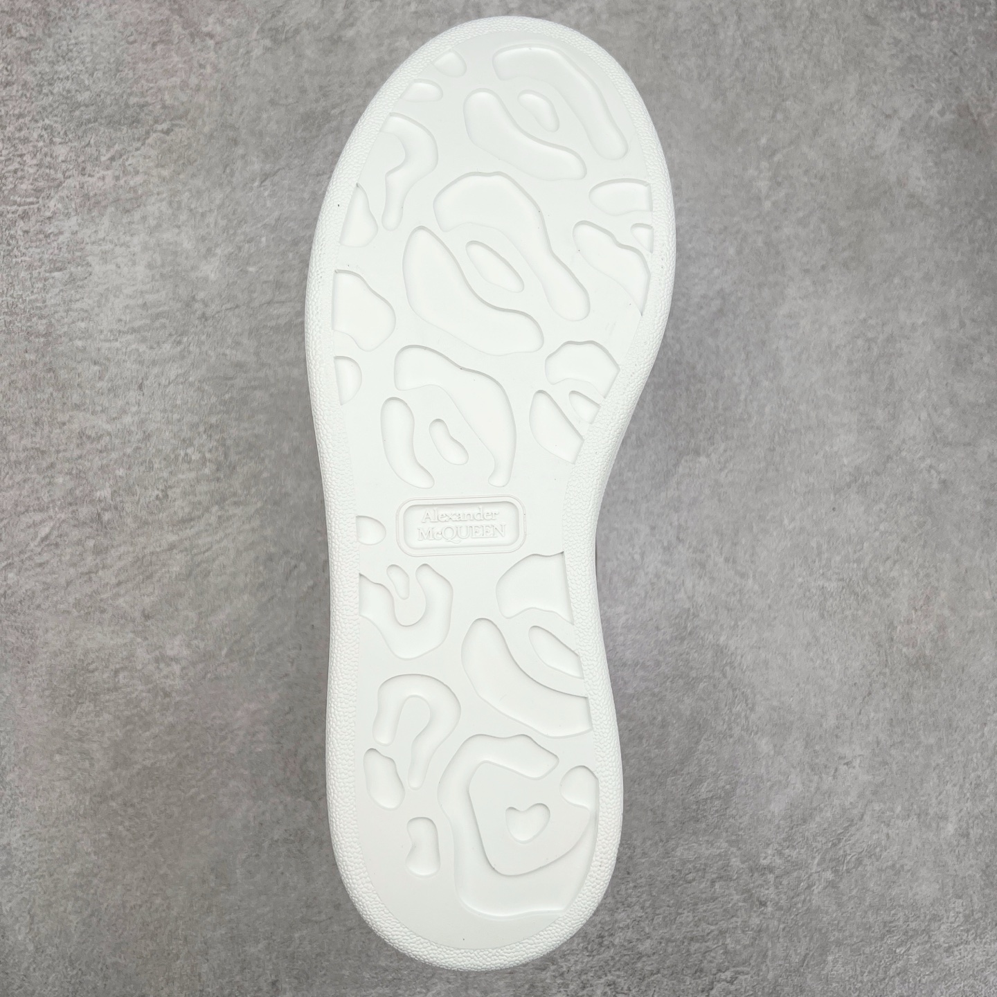 图片[9]-＃纯原 Alexander McQueen/亚历山大麦昆经典松糕鞋厚底增高小白鞋 增高效果7CM 最经典简约百搭的小白鞋没有之一 官方2023版最新细节 意大利进口原厂开边珠抗裂头层牛皮 表层面皮带凸起不规则小漆点 升级进口牛皮内里加PU鞋垫 区别市面旧版国产丝光绸鞋面加小羊皮内里 成本单价回弹度性耐磨性不在一个级别 E厂钢印烫金中底版细节 注意此代工厂出品没有带固特异钉子 最完美的增高百搭小白鞋 全套原版包装 配件齐全 官方一致 凹凸定制正品原盒包装 定制蓝色得物纸盒外包装加固 尺码：35 36 37 38 39 40 41 42 43 44 45-选品中心