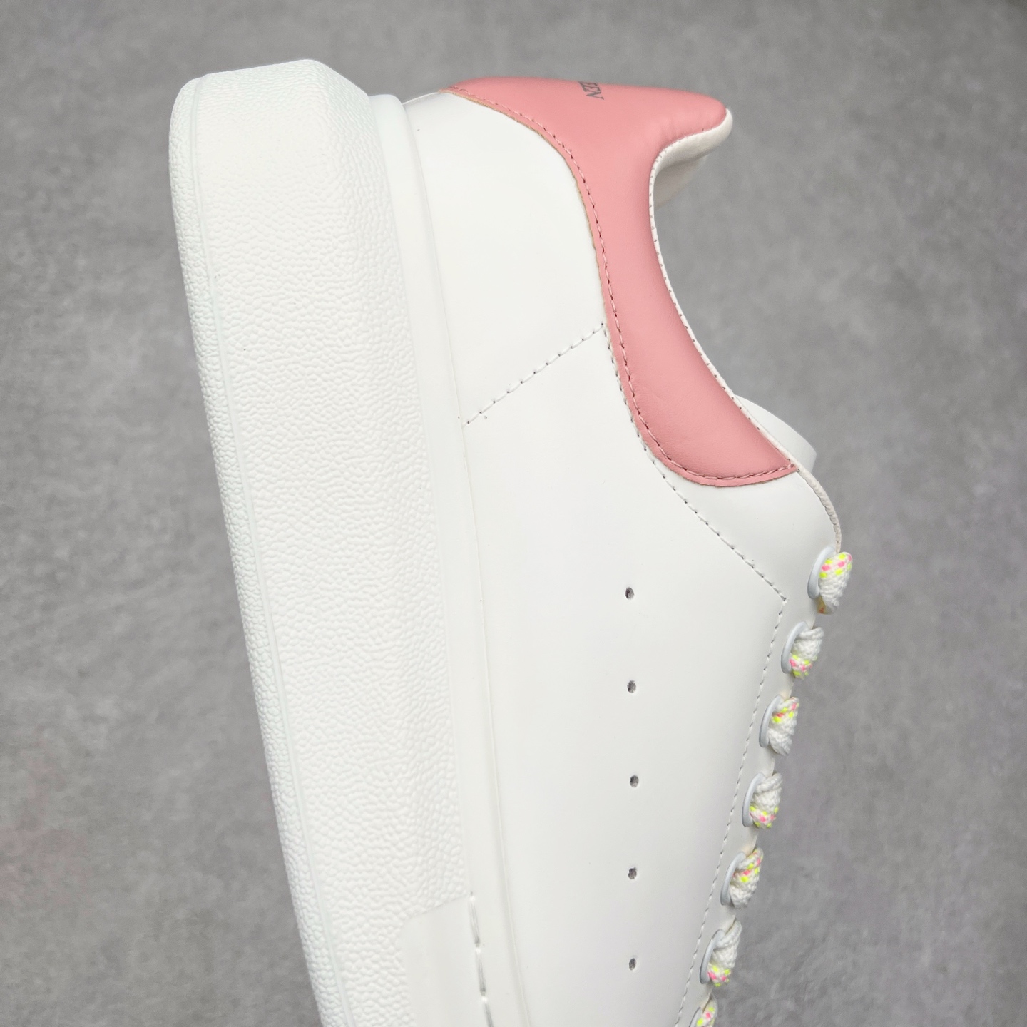 图片[6]-＃纯原 Alexander McQueen/亚历山大麦昆经典松糕鞋厚底增高小白鞋 增高效果7CM 最经典简约百搭的小白鞋没有之一 官方2023版最新细节 意大利进口原厂开边珠抗裂头层牛皮 表层面皮带凸起不规则小漆点 升级进口牛皮内里加PU鞋垫 区别市面旧版国产丝光绸鞋面加小羊皮内里 成本单价回弹度性耐磨性不在一个级别 E厂钢印烫金中底版细节 注意此代工厂出品没有带固特异钉子 最完美的增高百搭小白鞋 全套原版包装 配件齐全 官方一致 凹凸定制正品原盒包装 定制蓝色得物纸盒外包装加固 尺码：35 36 37 38 39 40 41 42 43 44 45-选品中心