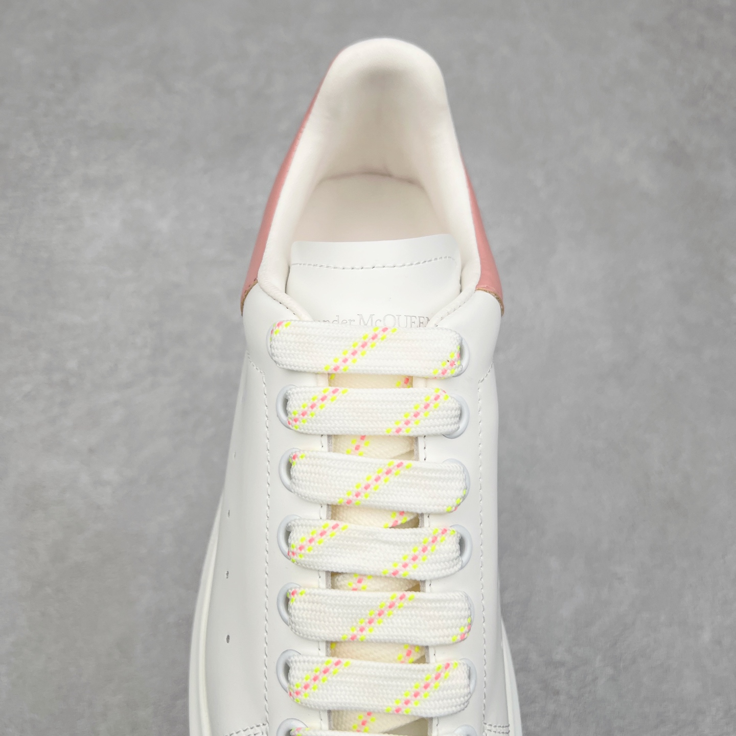 图片[5]-＃纯原 Alexander McQueen/亚历山大麦昆经典松糕鞋厚底增高小白鞋 增高效果7CM 最经典简约百搭的小白鞋没有之一 官方2023版最新细节 意大利进口原厂开边珠抗裂头层牛皮 表层面皮带凸起不规则小漆点 升级进口牛皮内里加PU鞋垫 区别市面旧版国产丝光绸鞋面加小羊皮内里 成本单价回弹度性耐磨性不在一个级别 E厂钢印烫金中底版细节 注意此代工厂出品没有带固特异钉子 最完美的增高百搭小白鞋 全套原版包装 配件齐全 官方一致 凹凸定制正品原盒包装 定制蓝色得物纸盒外包装加固 尺码：35 36 37 38 39 40 41 42 43 44 45-选品中心