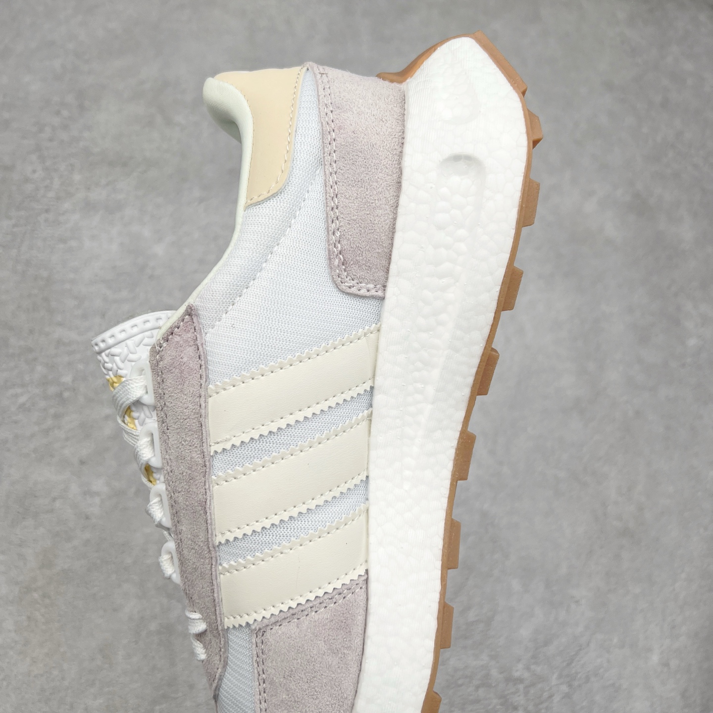 图片[7]-AD Originals Retropy Boost E5系列复古赛车原型一代系列爆米花缓震休闲运动慢跑鞋 复古风格鞋款作为如今的流行趋势之一深受欢迎，正是因此，将品牌历史经典设计与现代材料和技术相融合成为了Originals的创作思路，重新带来那些经典作品并赋予新诠释，使其跨越历史，成为时代标签。通过重新组合品牌历史经典与当代创新技术 Originals推出Retropy E5新鞋款 在延续复古韵味的同时，设计上做出更适应于现代化审美的调整。鞋面采用尼龙材质和绒面革结合打造，搭配BOOST材质中底提供舒适的日常穿着体验。尺码：36 36⅔ 37⅓ 38 38⅔ 39⅓ 40 40⅔ 41⅓ 42 42⅔ 43⅓ 44 45-选品中心