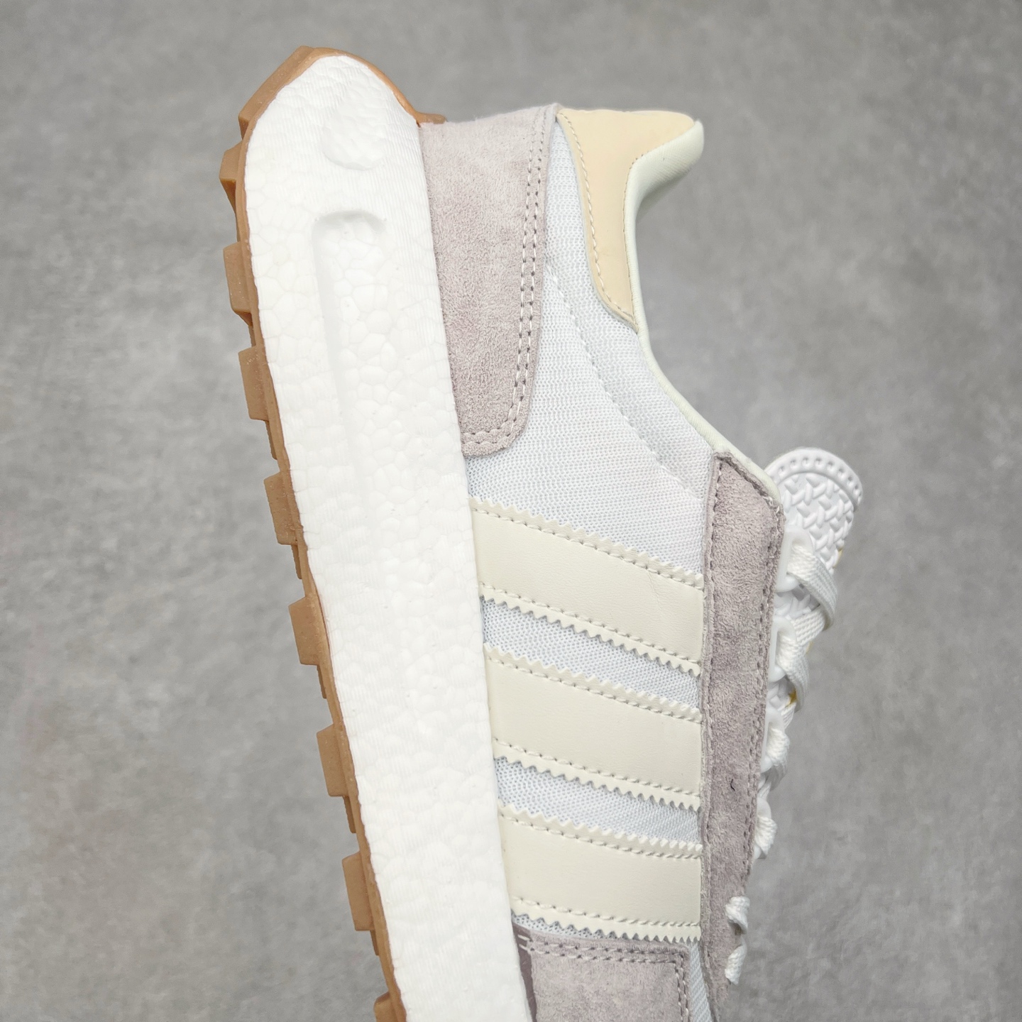 图片[6]-AD Originals Retropy Boost E5系列复古赛车原型一代系列爆米花缓震休闲运动慢跑鞋 复古风格鞋款作为如今的流行趋势之一深受欢迎，正是因此，将品牌历史经典设计与现代材料和技术相融合成为了Originals的创作思路，重新带来那些经典作品并赋予新诠释，使其跨越历史，成为时代标签。通过重新组合品牌历史经典与当代创新技术 Originals推出Retropy E5新鞋款 在延续复古韵味的同时，设计上做出更适应于现代化审美的调整。鞋面采用尼龙材质和绒面革结合打造，搭配BOOST材质中底提供舒适的日常穿着体验。尺码：36 36⅔ 37⅓ 38 38⅔ 39⅓ 40 40⅔ 41⅓ 42 42⅔ 43⅓ 44 45-选品中心