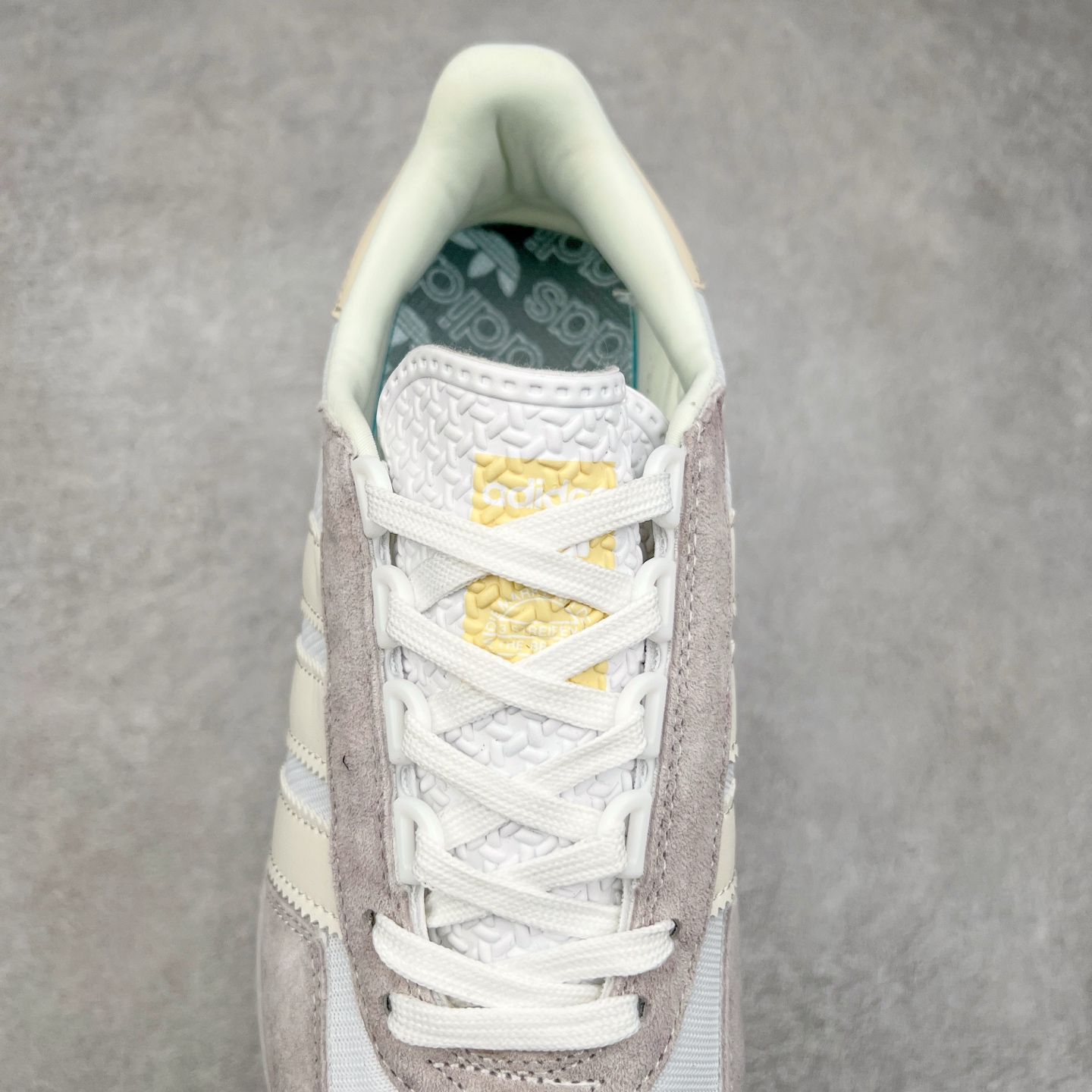 图片[5]-AD Originals Retropy Boost E5系列复古赛车原型一代系列爆米花缓震休闲运动慢跑鞋 复古风格鞋款作为如今的流行趋势之一深受欢迎，正是因此，将品牌历史经典设计与现代材料和技术相融合成为了Originals的创作思路，重新带来那些经典作品并赋予新诠释，使其跨越历史，成为时代标签。通过重新组合品牌历史经典与当代创新技术 Originals推出Retropy E5新鞋款 在延续复古韵味的同时，设计上做出更适应于现代化审美的调整。鞋面采用尼龙材质和绒面革结合打造，搭配BOOST材质中底提供舒适的日常穿着体验。尺码：36 36⅔ 37⅓ 38 38⅔ 39⅓ 40 40⅔ 41⅓ 42 42⅔ 43⅓ 44 45-选品中心