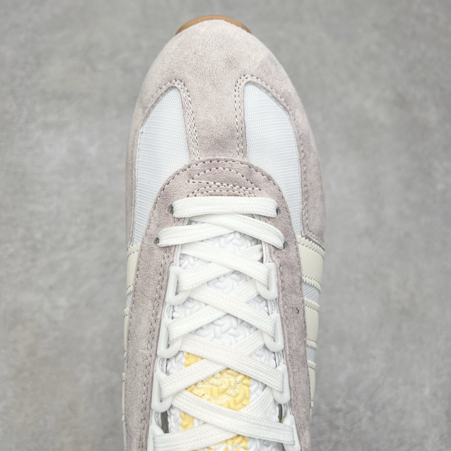 图片[4]-AD Originals Retropy Boost E5系列复古赛车原型一代系列爆米花缓震休闲运动慢跑鞋 复古风格鞋款作为如今的流行趋势之一深受欢迎，正是因此，将品牌历史经典设计与现代材料和技术相融合成为了Originals的创作思路，重新带来那些经典作品并赋予新诠释，使其跨越历史，成为时代标签。通过重新组合品牌历史经典与当代创新技术 Originals推出Retropy E5新鞋款 在延续复古韵味的同时，设计上做出更适应于现代化审美的调整。鞋面采用尼龙材质和绒面革结合打造，搭配BOOST材质中底提供舒适的日常穿着体验。尺码：36 36⅔ 37⅓ 38 38⅔ 39⅓ 40 40⅔ 41⅓ 42 42⅔ 43⅓ 44 45-选品中心