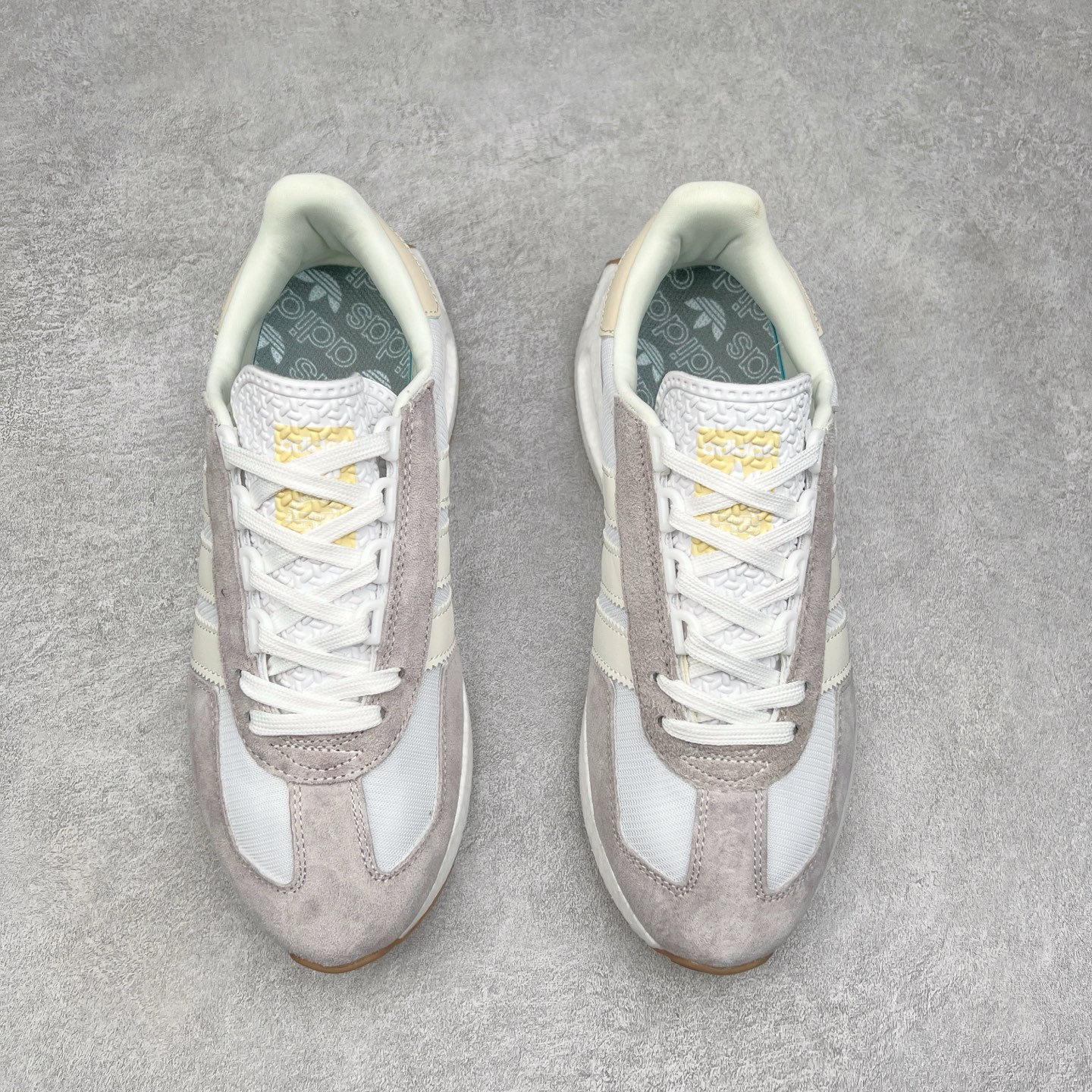 图片[2]-AD Originals Retropy Boost E5系列复古赛车原型一代系列爆米花缓震休闲运动慢跑鞋 复古风格鞋款作为如今的流行趋势之一深受欢迎，正是因此，将品牌历史经典设计与现代材料和技术相融合成为了Originals的创作思路，重新带来那些经典作品并赋予新诠释，使其跨越历史，成为时代标签。通过重新组合品牌历史经典与当代创新技术 Originals推出Retropy E5新鞋款 在延续复古韵味的同时，设计上做出更适应于现代化审美的调整。鞋面采用尼龙材质和绒面革结合打造，搭配BOOST材质中底提供舒适的日常穿着体验。尺码：36 36⅔ 37⅓ 38 38⅔ 39⅓ 40 40⅔ 41⅓ 42 42⅔ 43⅓ 44 45-选品中心