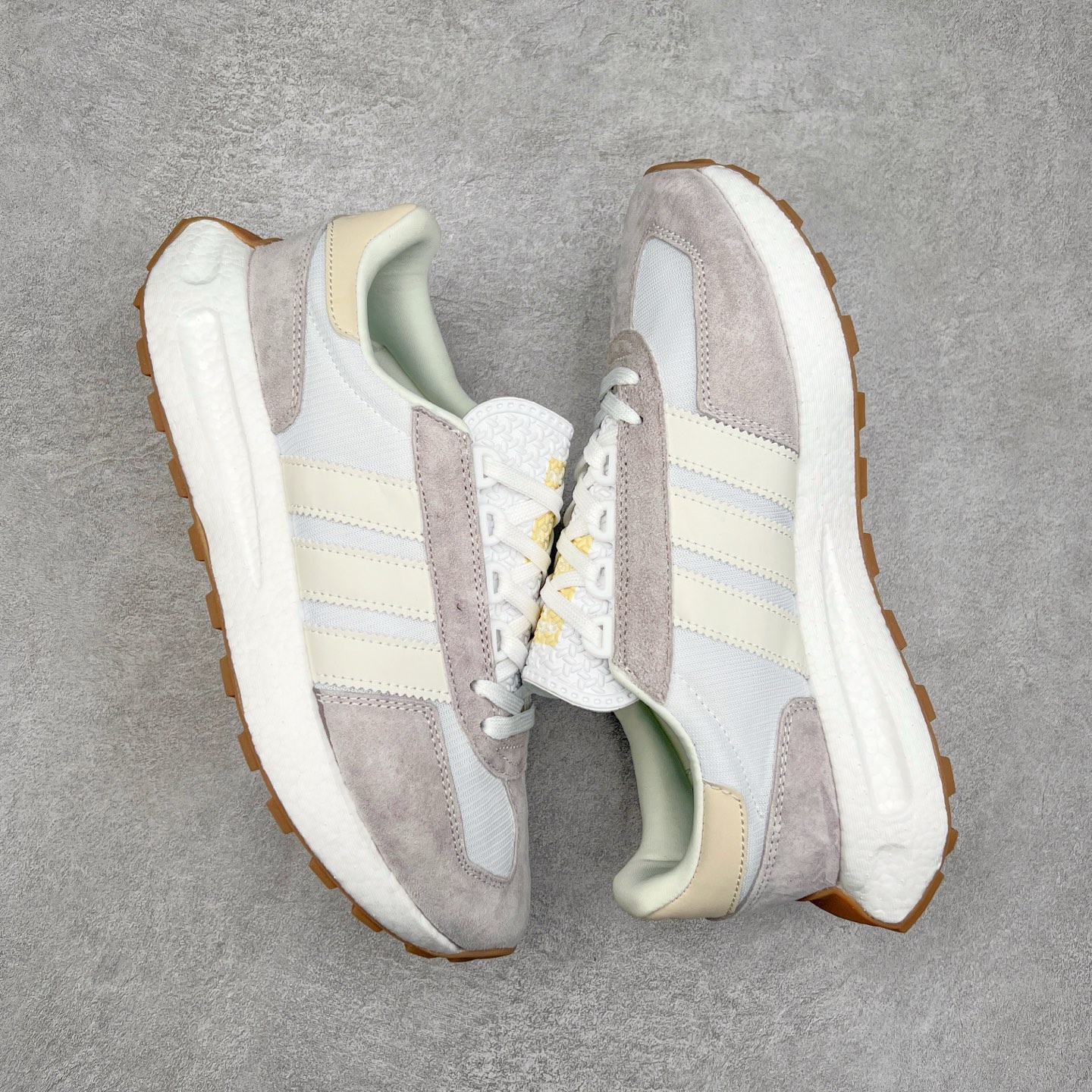 图片[3]-AD Originals Retropy Boost E5系列复古赛车原型一代系列爆米花缓震休闲运动慢跑鞋 复古风格鞋款作为如今的流行趋势之一深受欢迎，正是因此，将品牌历史经典设计与现代材料和技术相融合成为了Originals的创作思路，重新带来那些经典作品并赋予新诠释，使其跨越历史，成为时代标签。通过重新组合品牌历史经典与当代创新技术 Originals推出Retropy E5新鞋款 在延续复古韵味的同时，设计上做出更适应于现代化审美的调整。鞋面采用尼龙材质和绒面革结合打造，搭配BOOST材质中底提供舒适的日常穿着体验。尺码：36 36⅔ 37⅓ 38 38⅔ 39⅓ 40 40⅔ 41⅓ 42 42⅔ 43⅓ 44 45-选品中心