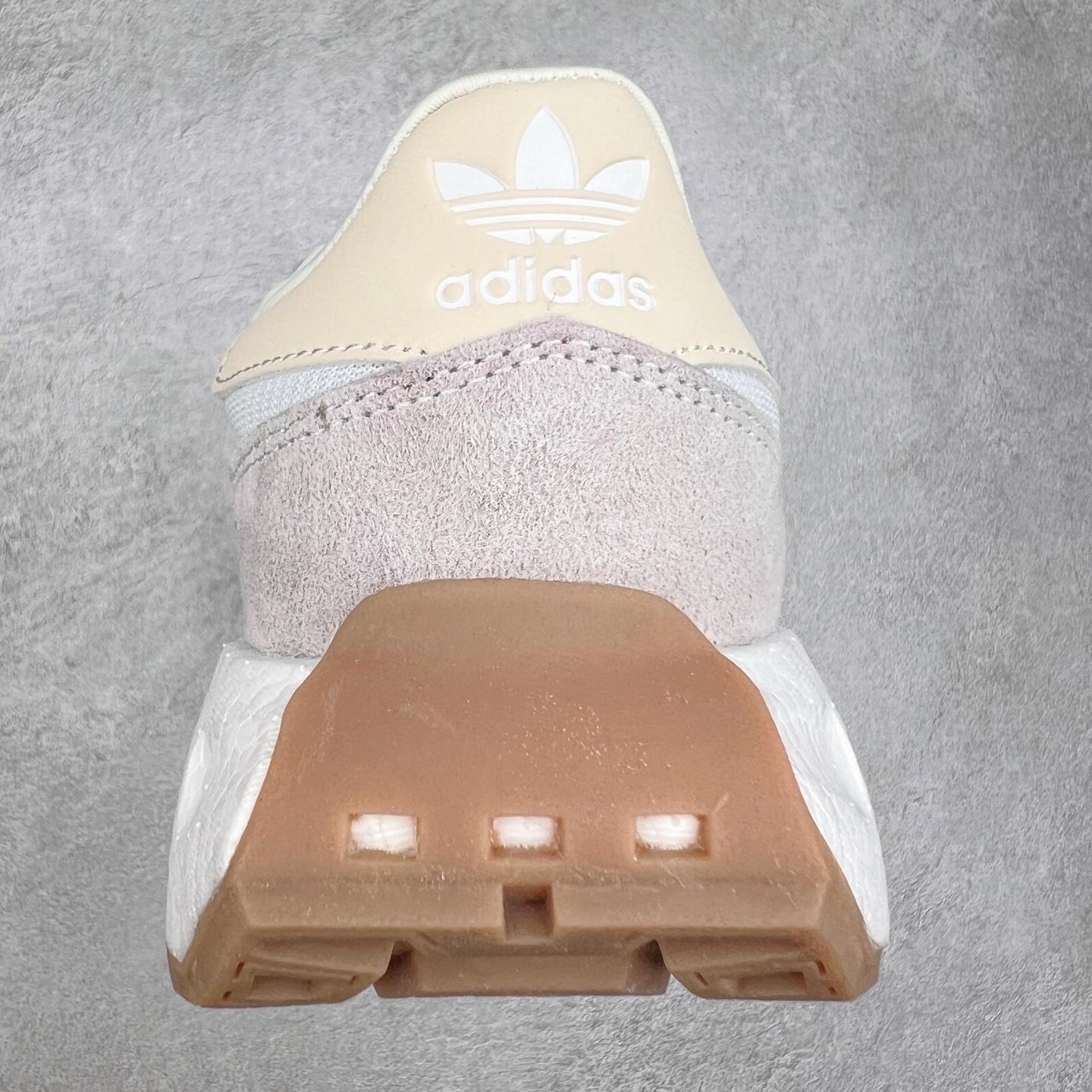 图片[8]-AD Originals Retropy Boost E5系列复古赛车原型一代系列爆米花缓震休闲运动慢跑鞋 复古风格鞋款作为如今的流行趋势之一深受欢迎，正是因此，将品牌历史经典设计与现代材料和技术相融合成为了Originals的创作思路，重新带来那些经典作品并赋予新诠释，使其跨越历史，成为时代标签。通过重新组合品牌历史经典与当代创新技术 Originals推出Retropy E5新鞋款 在延续复古韵味的同时，设计上做出更适应于现代化审美的调整。鞋面采用尼龙材质和绒面革结合打造，搭配BOOST材质中底提供舒适的日常穿着体验。尺码：36 36⅔ 37⅓ 38 38⅔ 39⅓ 40 40⅔ 41⅓ 42 42⅔ 43⅓ 44 45-选品中心