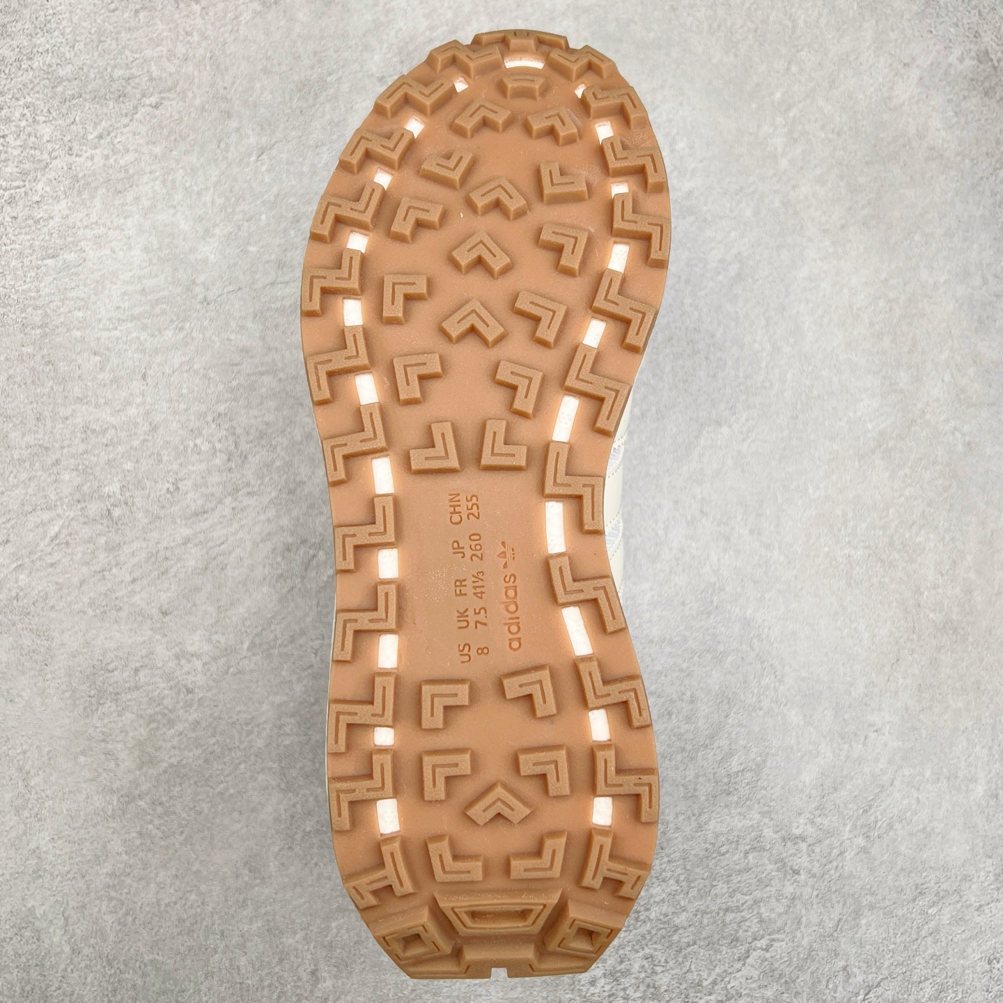 图片[9]-AD Originals Retropy Boost E5系列复古赛车原型一代系列爆米花缓震休闲运动慢跑鞋 复古风格鞋款作为如今的流行趋势之一深受欢迎，正是因此，将品牌历史经典设计与现代材料和技术相融合成为了Originals的创作思路，重新带来那些经典作品并赋予新诠释，使其跨越历史，成为时代标签。通过重新组合品牌历史经典与当代创新技术 Originals推出Retropy E5新鞋款 在延续复古韵味的同时，设计上做出更适应于现代化审美的调整。鞋面采用尼龙材质和绒面革结合打造，搭配BOOST材质中底提供舒适的日常穿着体验。尺码：36 36⅔ 37⅓ 38 38⅔ 39⅓ 40 40⅔ 41⅓ 42 42⅔ 43⅓ 44 45-选品中心