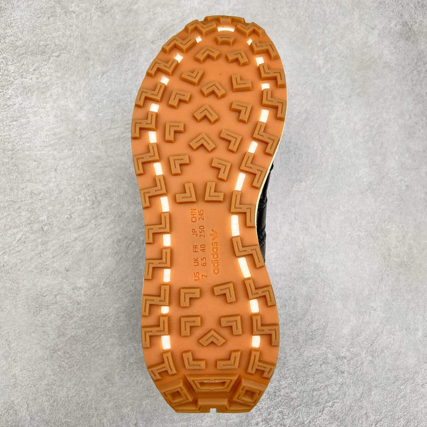 图片[9]-AD Originals Retropy Boost E5系列复古赛车原型一代系列爆米花缓震休闲运动慢跑鞋 复古风格鞋款作为如今的流行趋势之一深受欢迎，正是因此，将品牌历史经典设计与现代材料和技术相融合成为了Originals的创作思路，重新带来那些经典作品并赋予新诠释，使其跨越历史，成为时代标签。通过重新组合品牌历史经典与当代创新技术 Originals推出Retropy E5新鞋款 在延续复古韵味的同时，设计上做出更适应于现代化审美的调整。鞋面采用尼龙材质和绒面革结合打造，搭配BOOST材质中底提供舒适的日常穿着体验。尺码：36 36⅔ 37⅓ 38 38⅔ 39⅓ 40 40⅔ 41⅓ 42 42⅔ 43⅓ 44 45-选品中心