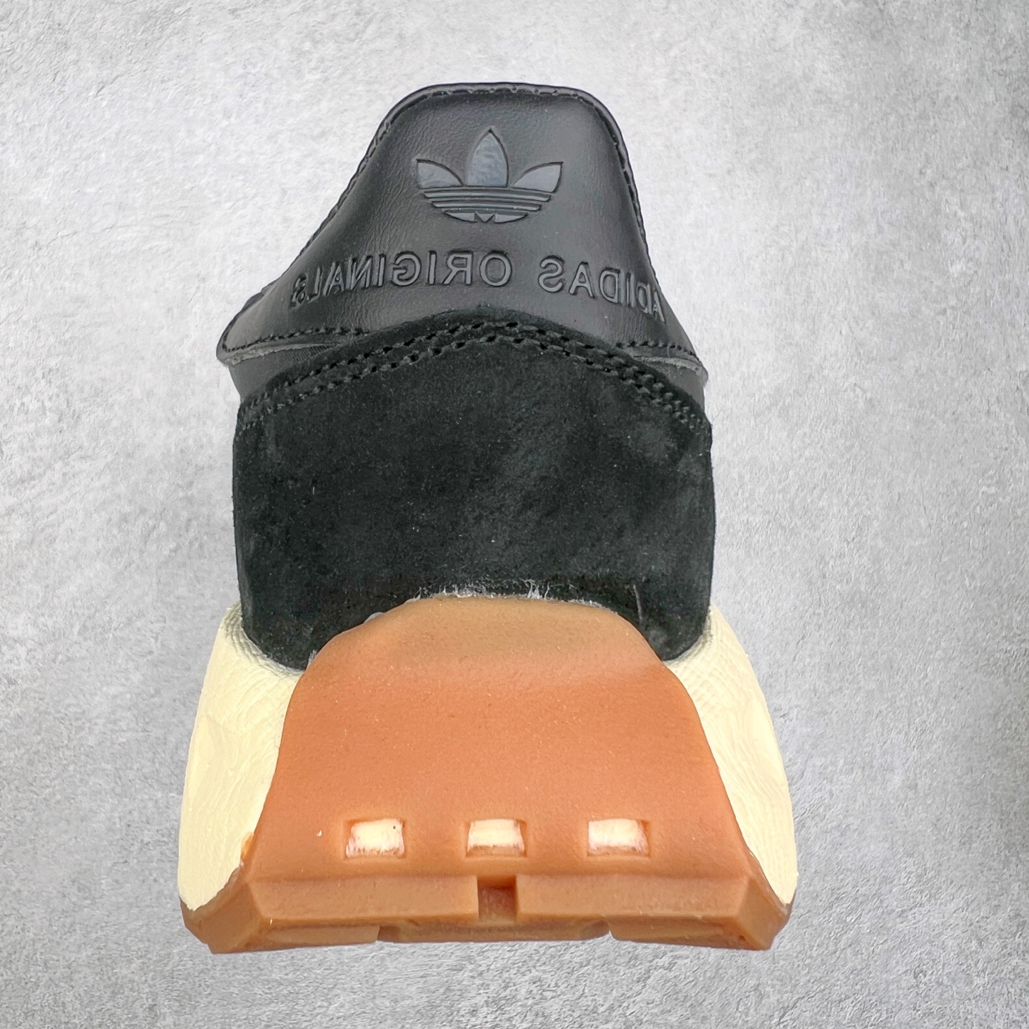 图片[8]-AD Originals Retropy Boost E5系列复古赛车原型一代系列爆米花缓震休闲运动慢跑鞋 复古风格鞋款作为如今的流行趋势之一深受欢迎，正是因此，将品牌历史经典设计与现代材料和技术相融合成为了Originals的创作思路，重新带来那些经典作品并赋予新诠释，使其跨越历史，成为时代标签。通过重新组合品牌历史经典与当代创新技术 Originals推出Retropy E5新鞋款 在延续复古韵味的同时，设计上做出更适应于现代化审美的调整。鞋面采用尼龙材质和绒面革结合打造，搭配BOOST材质中底提供舒适的日常穿着体验。尺码：36 36⅔ 37⅓ 38 38⅔ 39⅓ 40 40⅔ 41⅓ 42 42⅔ 43⅓ 44 45-选品中心