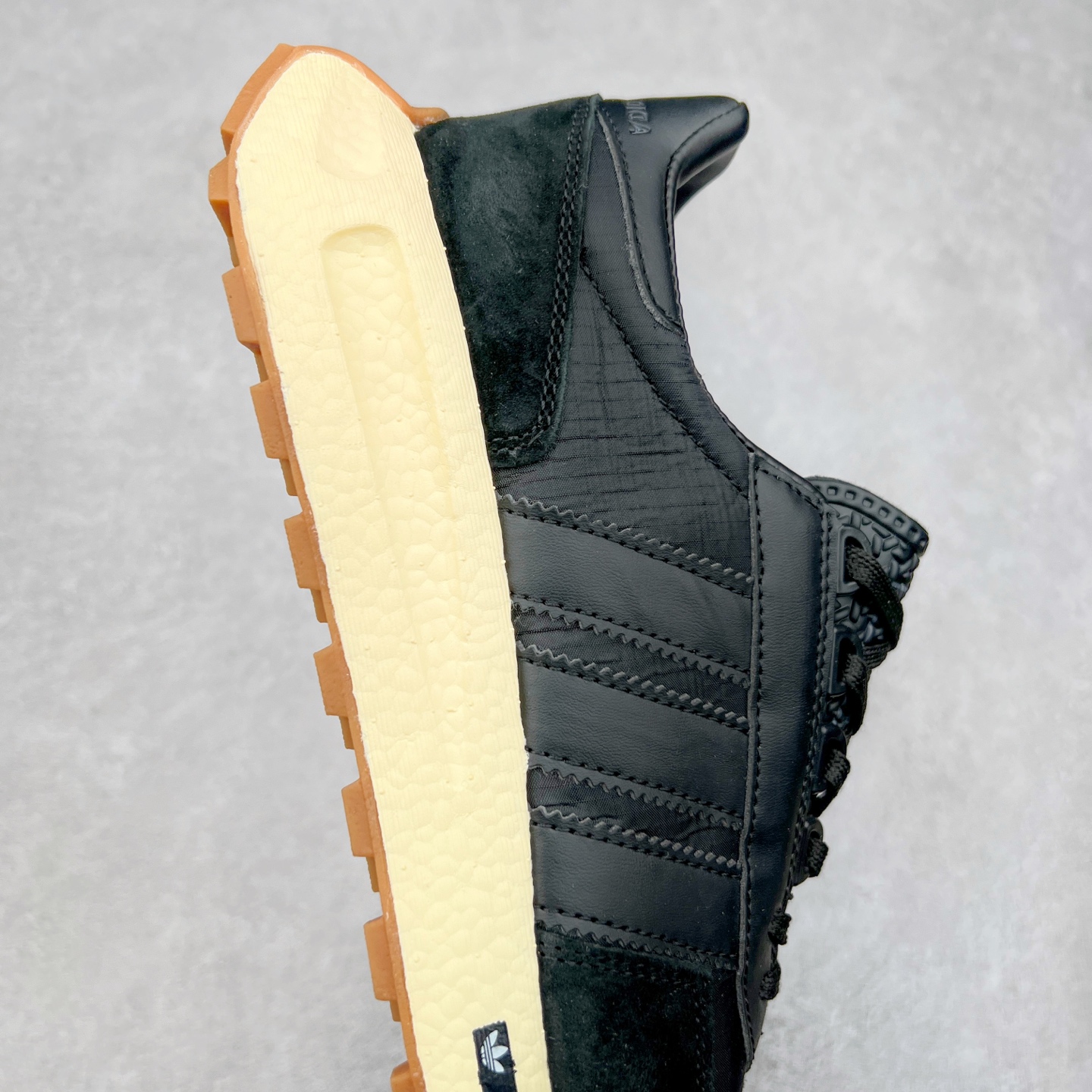 图片[6]-AD Originals Retropy Boost E5系列复古赛车原型一代系列爆米花缓震休闲运动慢跑鞋 复古风格鞋款作为如今的流行趋势之一深受欢迎，正是因此，将品牌历史经典设计与现代材料和技术相融合成为了Originals的创作思路，重新带来那些经典作品并赋予新诠释，使其跨越历史，成为时代标签。通过重新组合品牌历史经典与当代创新技术 Originals推出Retropy E5新鞋款 在延续复古韵味的同时，设计上做出更适应于现代化审美的调整。鞋面采用尼龙材质和绒面革结合打造，搭配BOOST材质中底提供舒适的日常穿着体验。尺码：36 36⅔ 37⅓ 38 38⅔ 39⅓ 40 40⅔ 41⅓ 42 42⅔ 43⅓ 44 45-选品中心