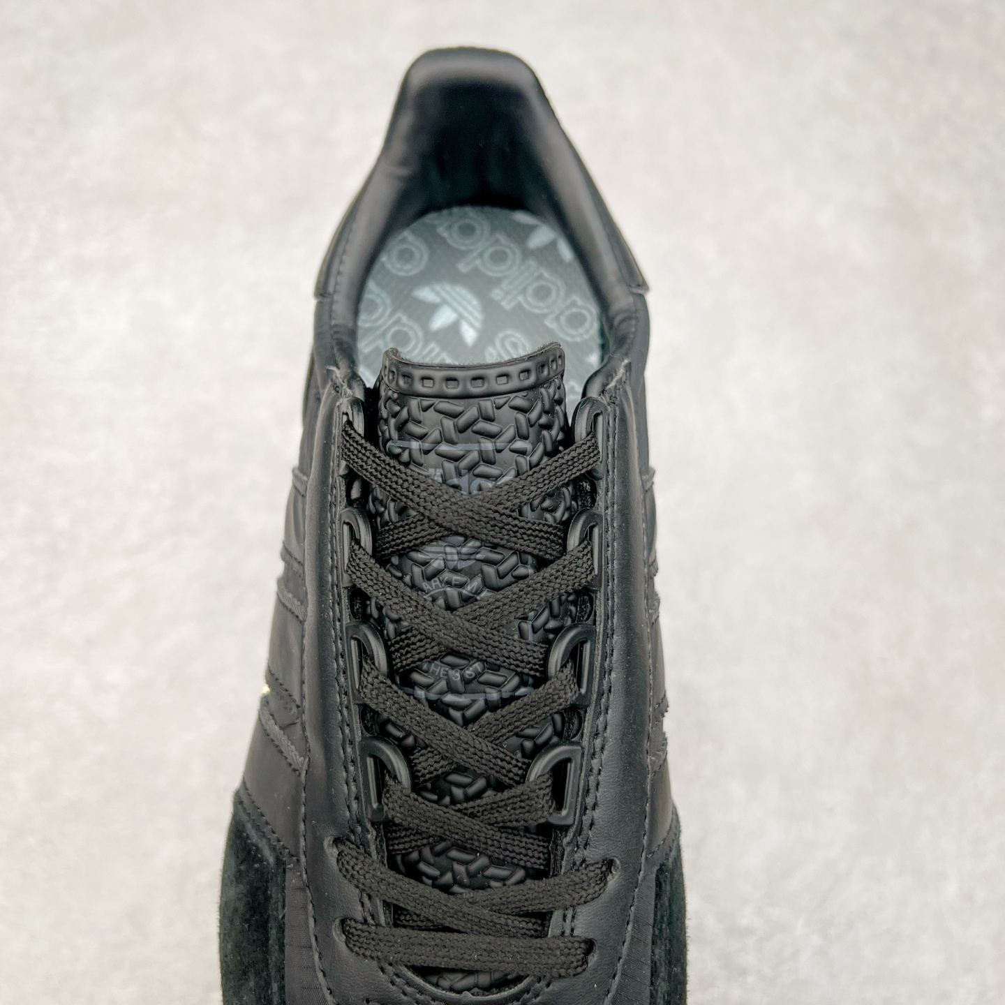 图片[5]-AD Originals Retropy Boost E5系列复古赛车原型一代系列爆米花缓震休闲运动慢跑鞋 复古风格鞋款作为如今的流行趋势之一深受欢迎，正是因此，将品牌历史经典设计与现代材料和技术相融合成为了Originals的创作思路，重新带来那些经典作品并赋予新诠释，使其跨越历史，成为时代标签。通过重新组合品牌历史经典与当代创新技术 Originals推出Retropy E5新鞋款 在延续复古韵味的同时，设计上做出更适应于现代化审美的调整。鞋面采用尼龙材质和绒面革结合打造，搭配BOOST材质中底提供舒适的日常穿着体验。尺码：36 36⅔ 37⅓ 38 38⅔ 39⅓ 40 40⅔ 41⅓ 42 42⅔ 43⅓ 44 45-选品中心