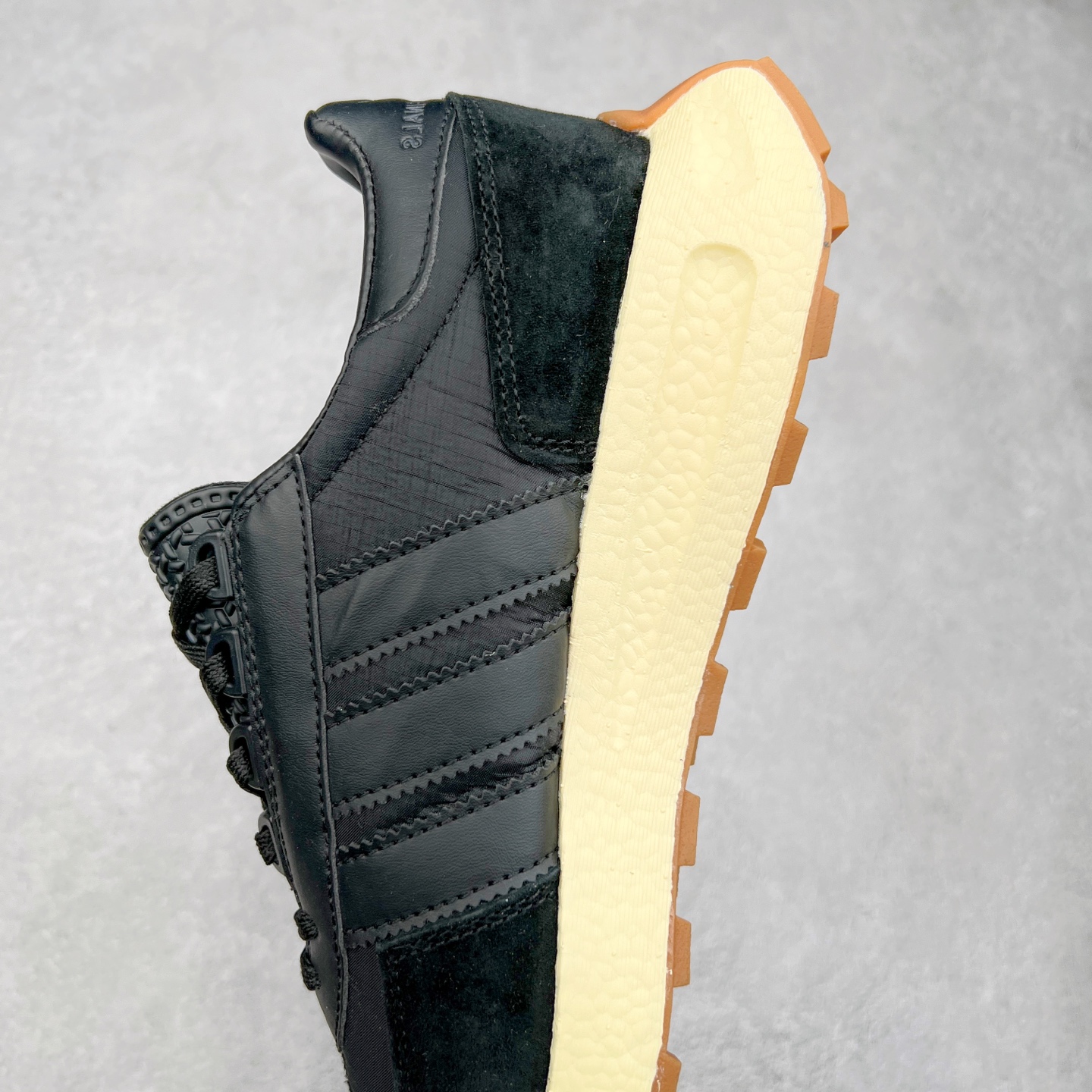 图片[7]-AD Originals Retropy Boost E5系列复古赛车原型一代系列爆米花缓震休闲运动慢跑鞋 复古风格鞋款作为如今的流行趋势之一深受欢迎，正是因此，将品牌历史经典设计与现代材料和技术相融合成为了Originals的创作思路，重新带来那些经典作品并赋予新诠释，使其跨越历史，成为时代标签。通过重新组合品牌历史经典与当代创新技术 Originals推出Retropy E5新鞋款 在延续复古韵味的同时，设计上做出更适应于现代化审美的调整。鞋面采用尼龙材质和绒面革结合打造，搭配BOOST材质中底提供舒适的日常穿着体验。尺码：36 36⅔ 37⅓ 38 38⅔ 39⅓ 40 40⅔ 41⅓ 42 42⅔ 43⅓ 44 45-选品中心