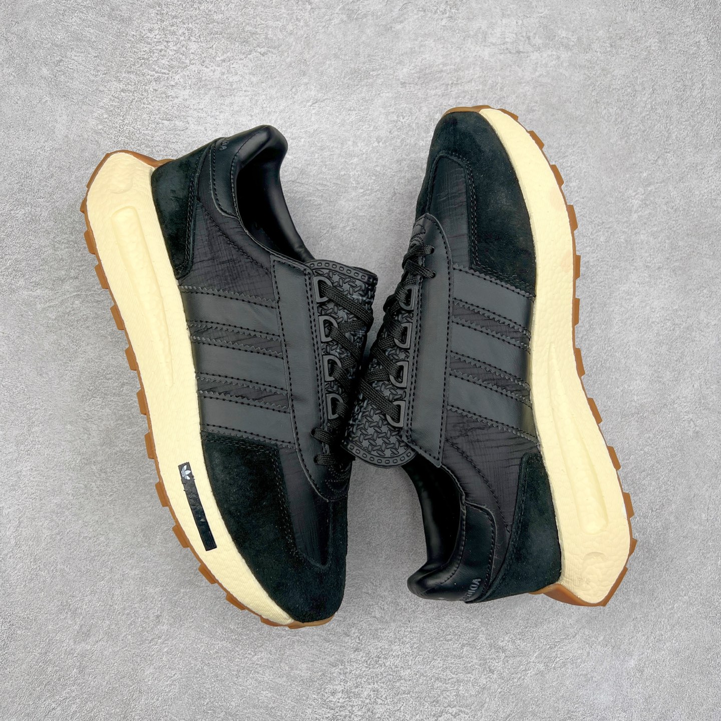 图片[3]-AD Originals Retropy Boost E5系列复古赛车原型一代系列爆米花缓震休闲运动慢跑鞋 复古风格鞋款作为如今的流行趋势之一深受欢迎，正是因此，将品牌历史经典设计与现代材料和技术相融合成为了Originals的创作思路，重新带来那些经典作品并赋予新诠释，使其跨越历史，成为时代标签。通过重新组合品牌历史经典与当代创新技术 Originals推出Retropy E5新鞋款 在延续复古韵味的同时，设计上做出更适应于现代化审美的调整。鞋面采用尼龙材质和绒面革结合打造，搭配BOOST材质中底提供舒适的日常穿着体验。尺码：36 36⅔ 37⅓ 38 38⅔ 39⅓ 40 40⅔ 41⅓ 42 42⅔ 43⅓ 44 45-选品中心