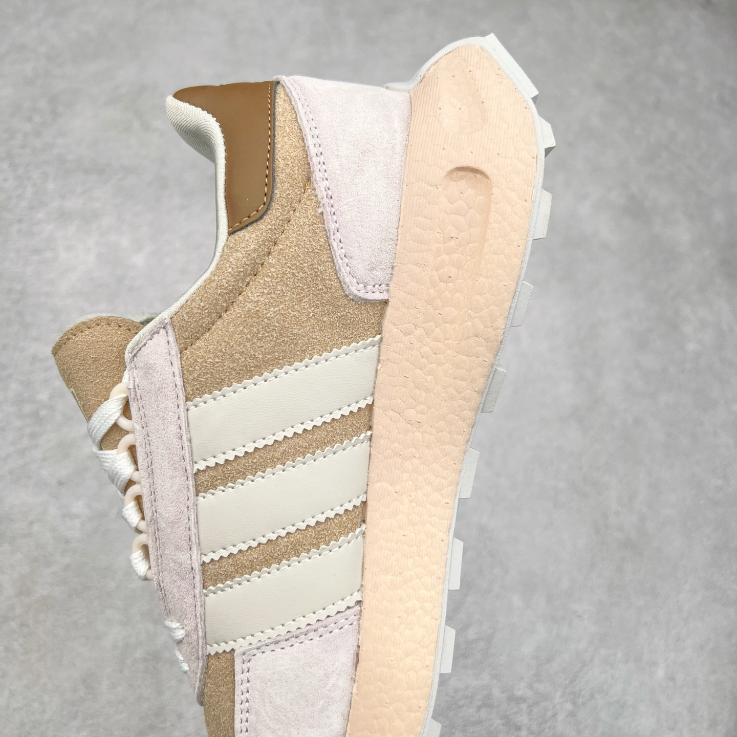 图片[7]-AD Originals Retropy Boost E5系列复古赛车原型一代系列爆米花缓震休闲运动慢跑鞋 复古风格鞋款作为如今的流行趋势之一深受欢迎，正是因此，将品牌历史经典设计与现代材料和技术相融合成为了Originals的创作思路，重新带来那些经典作品并赋予新诠释，使其跨越历史，成为时代标签。通过重新组合品牌历史经典与当代创新技术 Originals推出Retropy E5新鞋款 在延续复古韵味的同时，设计上做出更适应于现代化审美的调整。鞋面采用尼龙材质和绒面革结合打造，搭配BOOST材质中底提供舒适的日常穿着体验。尺码：36 36⅔ 37⅓ 38 38⅔ 39⅓ 40 40⅔ 41⅓ 42 42⅔ 43⅓ 44 45-选品中心