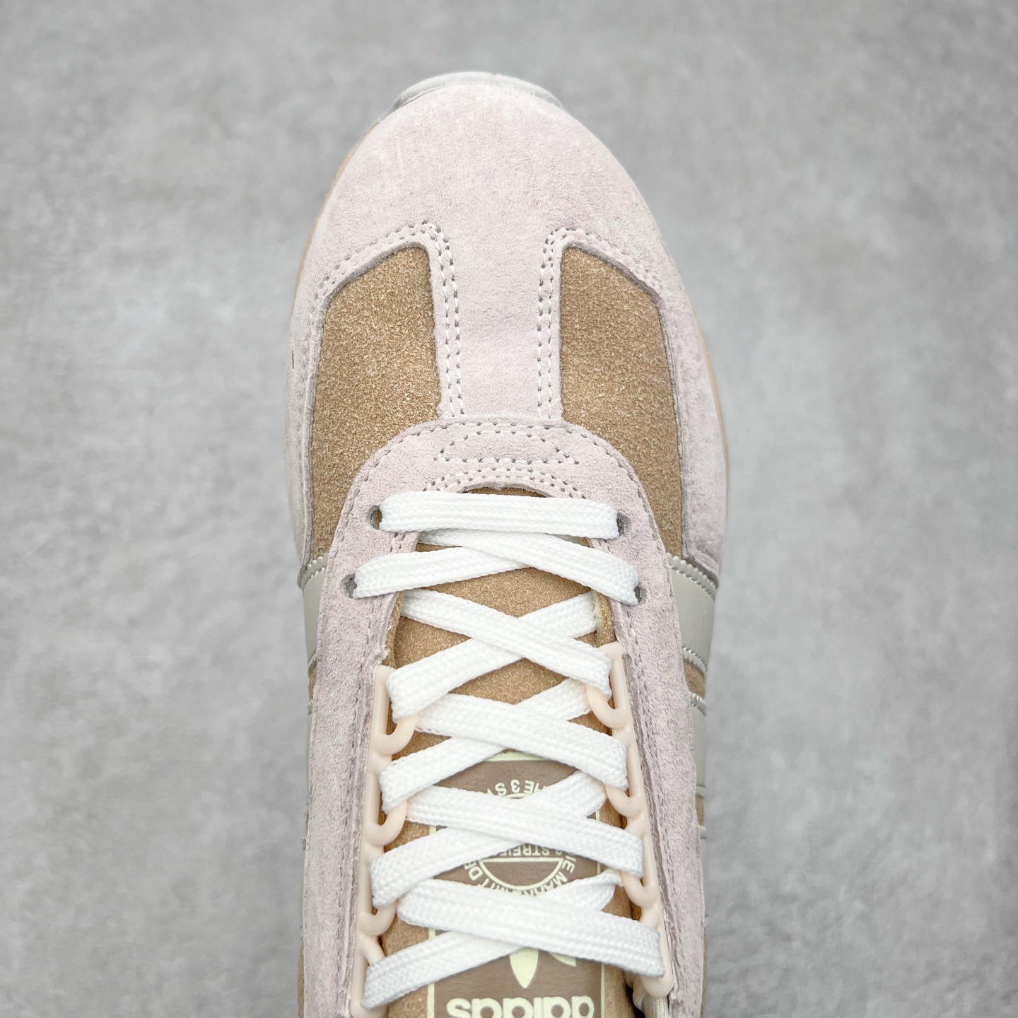 图片[4]-AD Originals Retropy Boost E5系列复古赛车原型一代系列爆米花缓震休闲运动慢跑鞋 复古风格鞋款作为如今的流行趋势之一深受欢迎，正是因此，将品牌历史经典设计与现代材料和技术相融合成为了Originals的创作思路，重新带来那些经典作品并赋予新诠释，使其跨越历史，成为时代标签。通过重新组合品牌历史经典与当代创新技术 Originals推出Retropy E5新鞋款 在延续复古韵味的同时，设计上做出更适应于现代化审美的调整。鞋面采用尼龙材质和绒面革结合打造，搭配BOOST材质中底提供舒适的日常穿着体验。尺码：36 36⅔ 37⅓ 38 38⅔ 39⅓ 40 40⅔ 41⅓ 42 42⅔ 43⅓ 44 45-选品中心