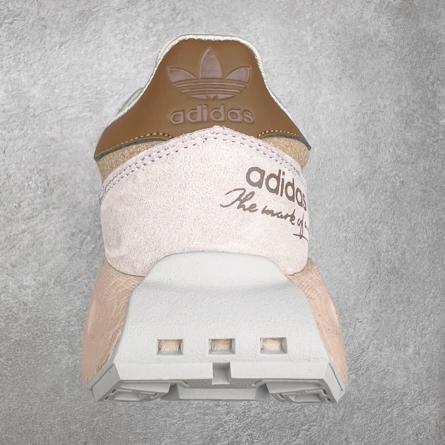 图片[8]-AD Originals Retropy Boost E5系列复古赛车原型一代系列爆米花缓震休闲运动慢跑鞋 复古风格鞋款作为如今的流行趋势之一深受欢迎，正是因此，将品牌历史经典设计与现代材料和技术相融合成为了Originals的创作思路，重新带来那些经典作品并赋予新诠释，使其跨越历史，成为时代标签。通过重新组合品牌历史经典与当代创新技术 Originals推出Retropy E5新鞋款 在延续复古韵味的同时，设计上做出更适应于现代化审美的调整。鞋面采用尼龙材质和绒面革结合打造，搭配BOOST材质中底提供舒适的日常穿着体验。尺码：36 36⅔ 37⅓ 38 38⅔ 39⅓ 40 40⅔ 41⅓ 42 42⅔ 43⅓ 44 45-选品中心