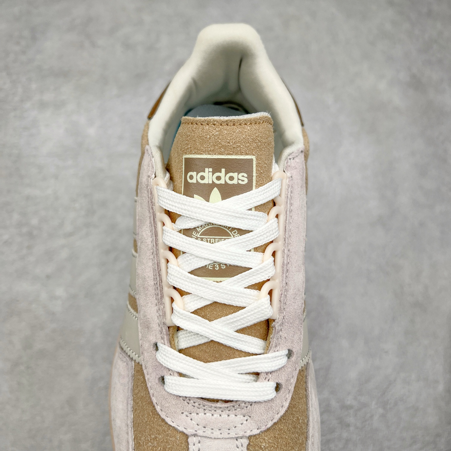 图片[5]-AD Originals Retropy Boost E5系列复古赛车原型一代系列爆米花缓震休闲运动慢跑鞋 复古风格鞋款作为如今的流行趋势之一深受欢迎，正是因此，将品牌历史经典设计与现代材料和技术相融合成为了Originals的创作思路，重新带来那些经典作品并赋予新诠释，使其跨越历史，成为时代标签。通过重新组合品牌历史经典与当代创新技术 Originals推出Retropy E5新鞋款 在延续复古韵味的同时，设计上做出更适应于现代化审美的调整。鞋面采用尼龙材质和绒面革结合打造，搭配BOOST材质中底提供舒适的日常穿着体验。尺码：36 36⅔ 37⅓ 38 38⅔ 39⅓ 40 40⅔ 41⅓ 42 42⅔ 43⅓ 44 45-选品中心