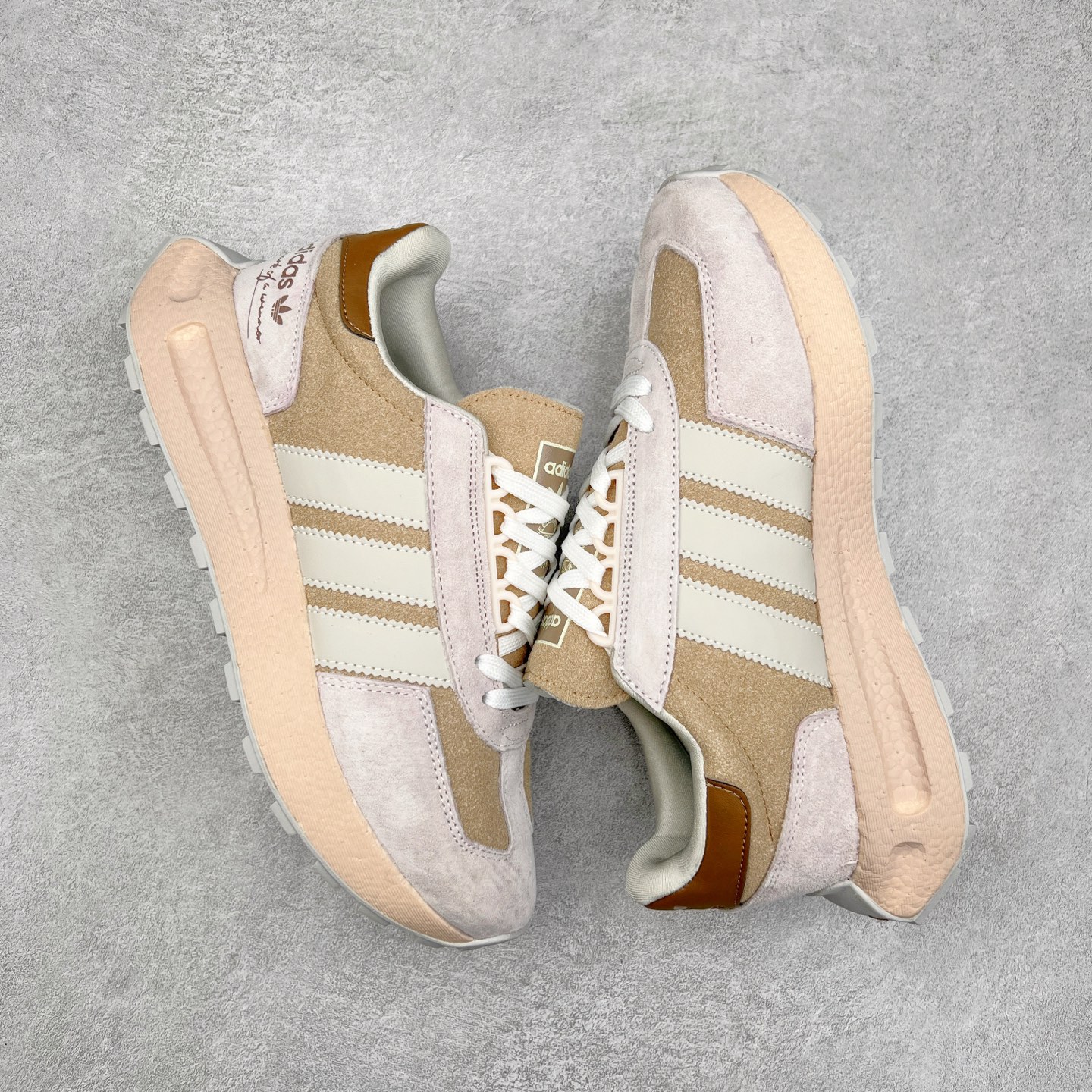 图片[3]-AD Originals Retropy Boost E5系列复古赛车原型一代系列爆米花缓震休闲运动慢跑鞋 复古风格鞋款作为如今的流行趋势之一深受欢迎，正是因此，将品牌历史经典设计与现代材料和技术相融合成为了Originals的创作思路，重新带来那些经典作品并赋予新诠释，使其跨越历史，成为时代标签。通过重新组合品牌历史经典与当代创新技术 Originals推出Retropy E5新鞋款 在延续复古韵味的同时，设计上做出更适应于现代化审美的调整。鞋面采用尼龙材质和绒面革结合打造，搭配BOOST材质中底提供舒适的日常穿着体验。尺码：36 36⅔ 37⅓ 38 38⅔ 39⅓ 40 40⅔ 41⅓ 42 42⅔ 43⅓ 44 45-选品中心