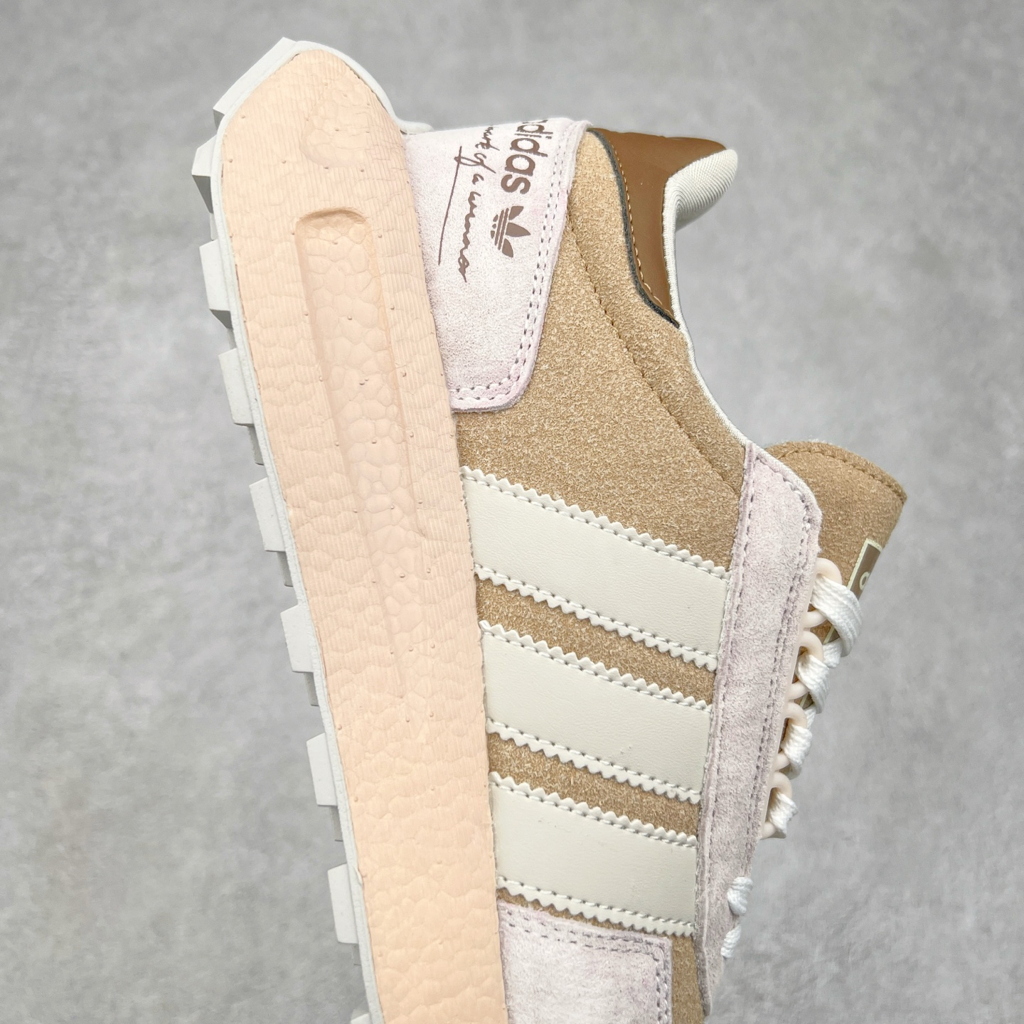 图片[6]-AD Originals Retropy Boost E5系列复古赛车原型一代系列爆米花缓震休闲运动慢跑鞋 复古风格鞋款作为如今的流行趋势之一深受欢迎，正是因此，将品牌历史经典设计与现代材料和技术相融合成为了Originals的创作思路，重新带来那些经典作品并赋予新诠释，使其跨越历史，成为时代标签。通过重新组合品牌历史经典与当代创新技术 Originals推出Retropy E5新鞋款 在延续复古韵味的同时，设计上做出更适应于现代化审美的调整。鞋面采用尼龙材质和绒面革结合打造，搭配BOOST材质中底提供舒适的日常穿着体验。尺码：36 36⅔ 37⅓ 38 38⅔ 39⅓ 40 40⅔ 41⅓ 42 42⅔ 43⅓ 44 45-选品中心