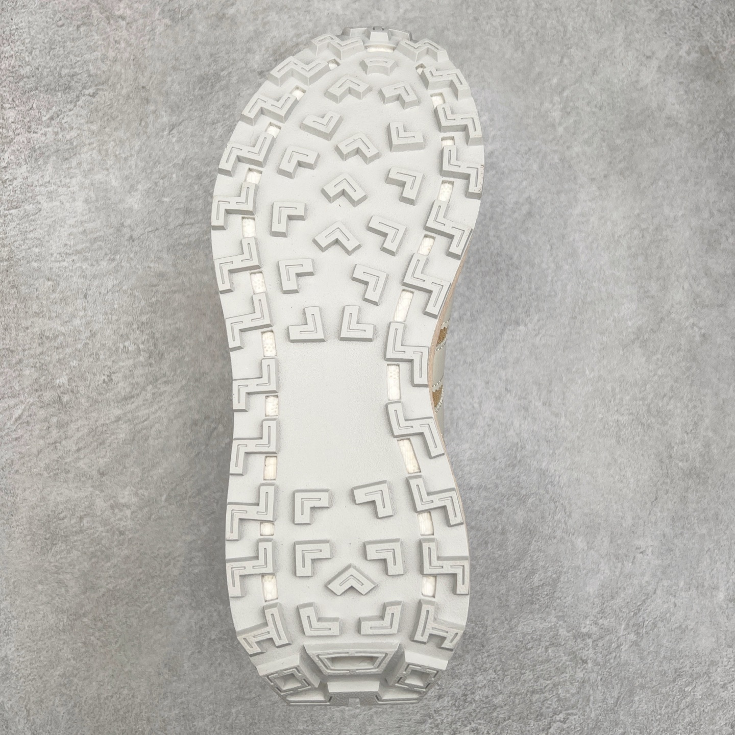 图片[9]-AD Originals Retropy Boost E5系列复古赛车原型一代系列爆米花缓震休闲运动慢跑鞋 复古风格鞋款作为如今的流行趋势之一深受欢迎，正是因此，将品牌历史经典设计与现代材料和技术相融合成为了Originals的创作思路，重新带来那些经典作品并赋予新诠释，使其跨越历史，成为时代标签。通过重新组合品牌历史经典与当代创新技术 Originals推出Retropy E5新鞋款 在延续复古韵味的同时，设计上做出更适应于现代化审美的调整。鞋面采用尼龙材质和绒面革结合打造，搭配BOOST材质中底提供舒适的日常穿着体验。尺码：36 36⅔ 37⅓ 38 38⅔ 39⅓ 40 40⅔ 41⅓ 42 42⅔ 43⅓ 44 45-选品中心