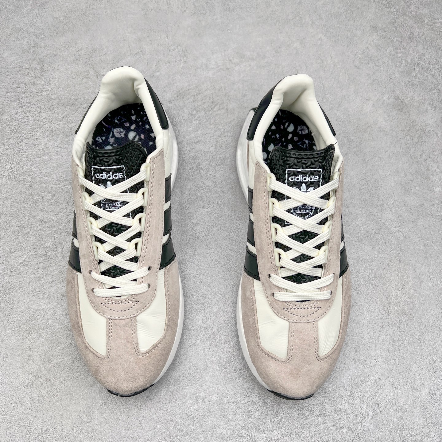 图片[2]-AD Originals Retropy Boost E5系列复古赛车原型一代系列爆米花缓震休闲运动慢跑鞋 复古风格鞋款作为如今的流行趋势之一深受欢迎，正是因此，将品牌历史经典设计与现代材料和技术相融合成为了Originals的创作思路，重新带来那些经典作品并赋予新诠释，使其跨越历史，成为时代标签。通过重新组合品牌历史经典与当代创新技术 Originals推出Retropy E5新鞋款 在延续复古韵味的同时，设计上做出更适应于现代化审美的调整。鞋面采用尼龙材质和绒面革结合打造，搭配BOOST材质中底提供舒适的日常穿着体验。尺码：36 36⅔ 37⅓ 38 38⅔ 39⅓ 40 40⅔ 41⅓ 42 42⅔ 43⅓ 44 45-选品中心