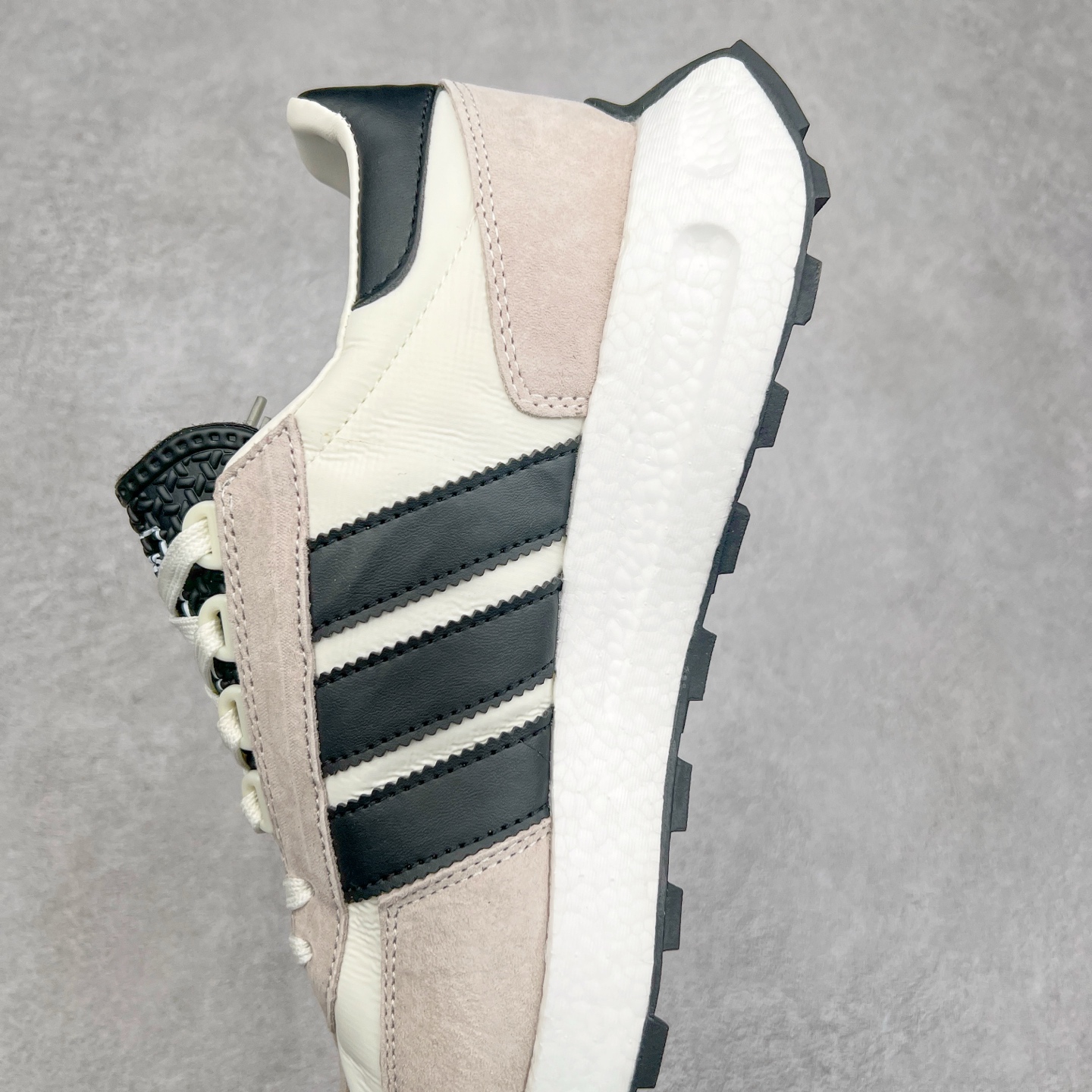 图片[7]-AD Originals Retropy Boost E5系列复古赛车原型一代系列爆米花缓震休闲运动慢跑鞋 复古风格鞋款作为如今的流行趋势之一深受欢迎，正是因此，将品牌历史经典设计与现代材料和技术相融合成为了Originals的创作思路，重新带来那些经典作品并赋予新诠释，使其跨越历史，成为时代标签。通过重新组合品牌历史经典与当代创新技术 Originals推出Retropy E5新鞋款 在延续复古韵味的同时，设计上做出更适应于现代化审美的调整。鞋面采用尼龙材质和绒面革结合打造，搭配BOOST材质中底提供舒适的日常穿着体验。尺码：36 36⅔ 37⅓ 38 38⅔ 39⅓ 40 40⅔ 41⅓ 42 42⅔ 43⅓ 44 45-选品中心