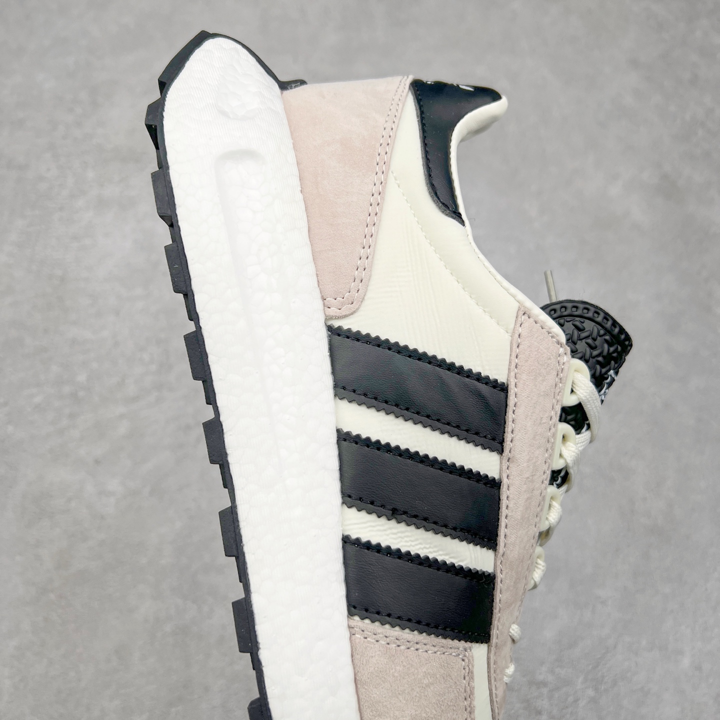 图片[6]-AD Originals Retropy Boost E5系列复古赛车原型一代系列爆米花缓震休闲运动慢跑鞋 复古风格鞋款作为如今的流行趋势之一深受欢迎，正是因此，将品牌历史经典设计与现代材料和技术相融合成为了Originals的创作思路，重新带来那些经典作品并赋予新诠释，使其跨越历史，成为时代标签。通过重新组合品牌历史经典与当代创新技术 Originals推出Retropy E5新鞋款 在延续复古韵味的同时，设计上做出更适应于现代化审美的调整。鞋面采用尼龙材质和绒面革结合打造，搭配BOOST材质中底提供舒适的日常穿着体验。尺码：36 36⅔ 37⅓ 38 38⅔ 39⅓ 40 40⅔ 41⅓ 42 42⅔ 43⅓ 44 45-选品中心