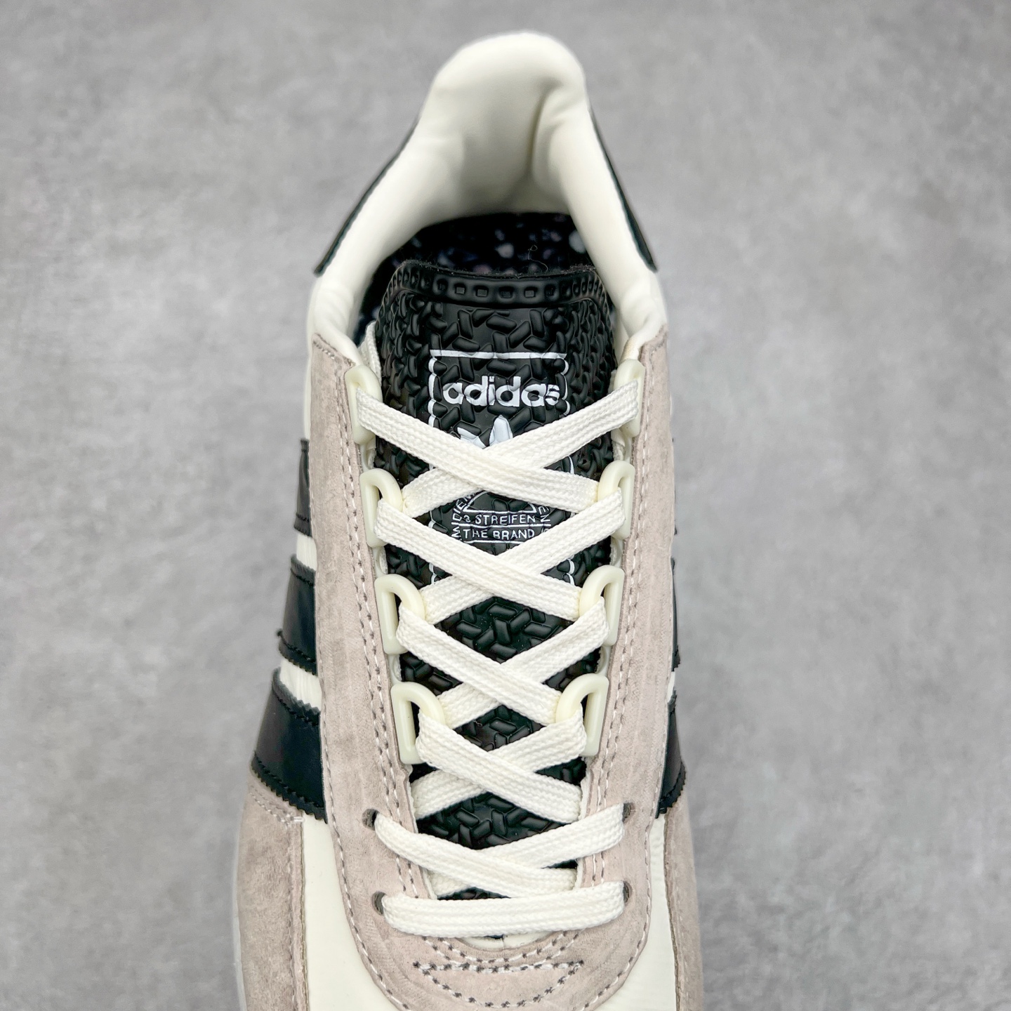 图片[5]-AD Originals Retropy Boost E5系列复古赛车原型一代系列爆米花缓震休闲运动慢跑鞋 复古风格鞋款作为如今的流行趋势之一深受欢迎，正是因此，将品牌历史经典设计与现代材料和技术相融合成为了Originals的创作思路，重新带来那些经典作品并赋予新诠释，使其跨越历史，成为时代标签。通过重新组合品牌历史经典与当代创新技术 Originals推出Retropy E5新鞋款 在延续复古韵味的同时，设计上做出更适应于现代化审美的调整。鞋面采用尼龙材质和绒面革结合打造，搭配BOOST材质中底提供舒适的日常穿着体验。尺码：36 36⅔ 37⅓ 38 38⅔ 39⅓ 40 40⅔ 41⅓ 42 42⅔ 43⅓ 44 45-选品中心