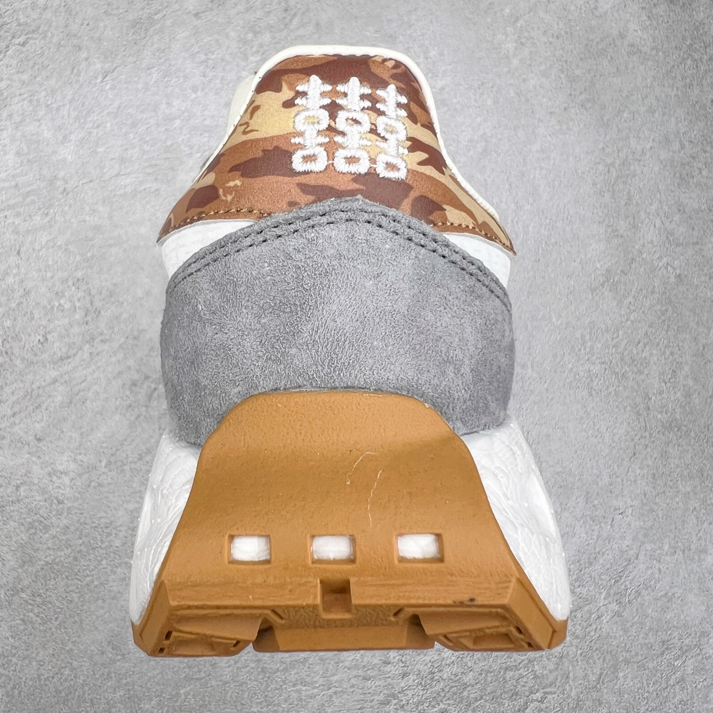 图片[8]-AD Originals Retropy Boost E5系列复古赛车原型一代系列爆米花缓震休闲运动慢跑鞋 复古风格鞋款作为如今的流行趋势之一深受欢迎，正是因此，将品牌历史经典设计与现代材料和技术相融合成为了Originals的创作思路，重新带来那些经典作品并赋予新诠释，使其跨越历史，成为时代标签。通过重新组合品牌历史经典与当代创新技术 Originals推出Retropy E5新鞋款 在延续复古韵味的同时，设计上做出更适应于现代化审美的调整。鞋面采用尼龙材质和绒面革结合打造，搭配BOOST材质中底提供舒适的日常穿着体验。尺码：36 36⅔ 37⅓ 38 38⅔ 39⅓ 40 40⅔ 41⅓ 42 42⅔ 43⅓ 44 45-选品中心