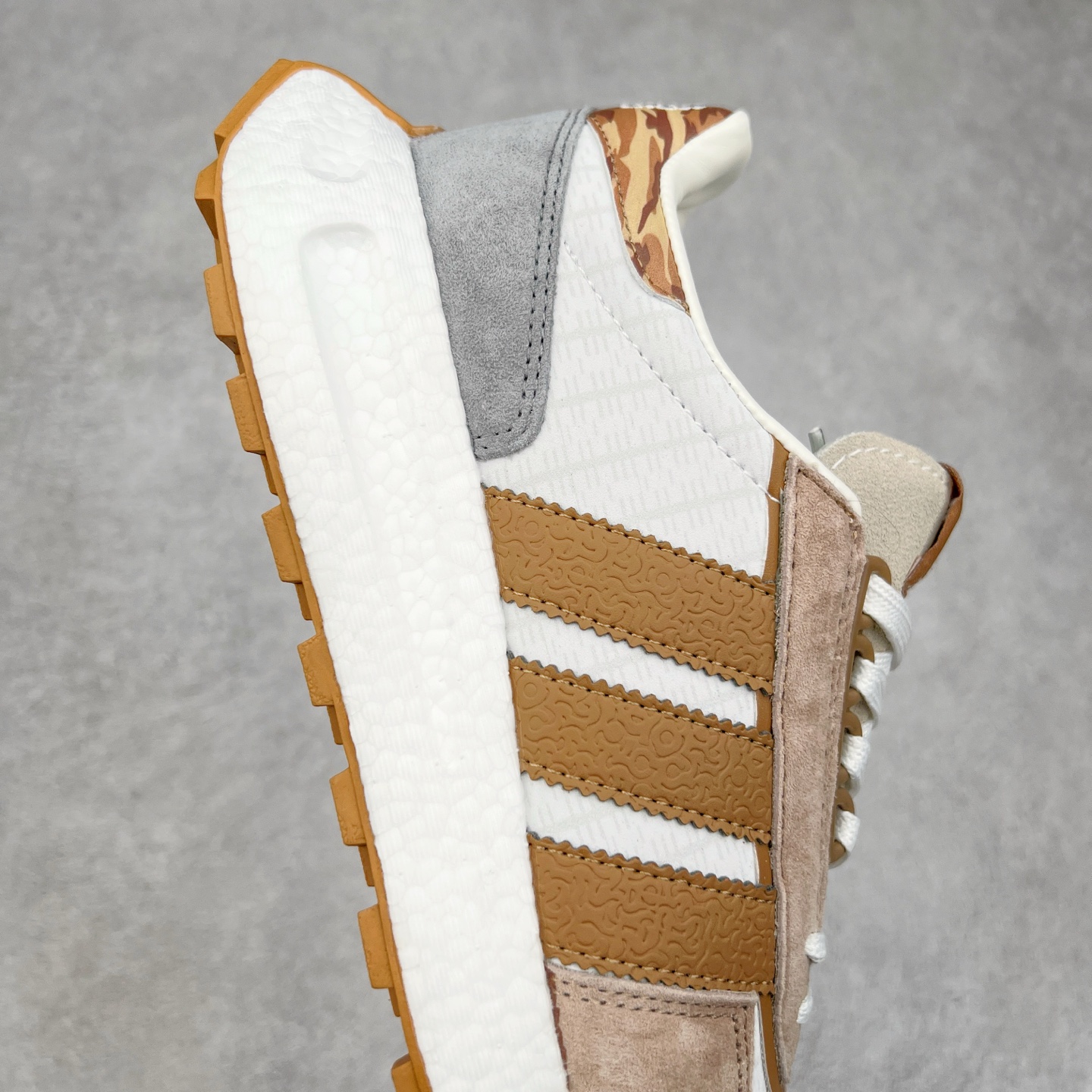 图片[6]-AD Originals Retropy Boost E5系列复古赛车原型一代系列爆米花缓震休闲运动慢跑鞋 复古风格鞋款作为如今的流行趋势之一深受欢迎，正是因此，将品牌历史经典设计与现代材料和技术相融合成为了Originals的创作思路，重新带来那些经典作品并赋予新诠释，使其跨越历史，成为时代标签。通过重新组合品牌历史经典与当代创新技术 Originals推出Retropy E5新鞋款 在延续复古韵味的同时，设计上做出更适应于现代化审美的调整。鞋面采用尼龙材质和绒面革结合打造，搭配BOOST材质中底提供舒适的日常穿着体验。尺码：36 36⅔ 37⅓ 38 38⅔ 39⅓ 40 40⅔ 41⅓ 42 42⅔ 43⅓ 44 45-选品中心