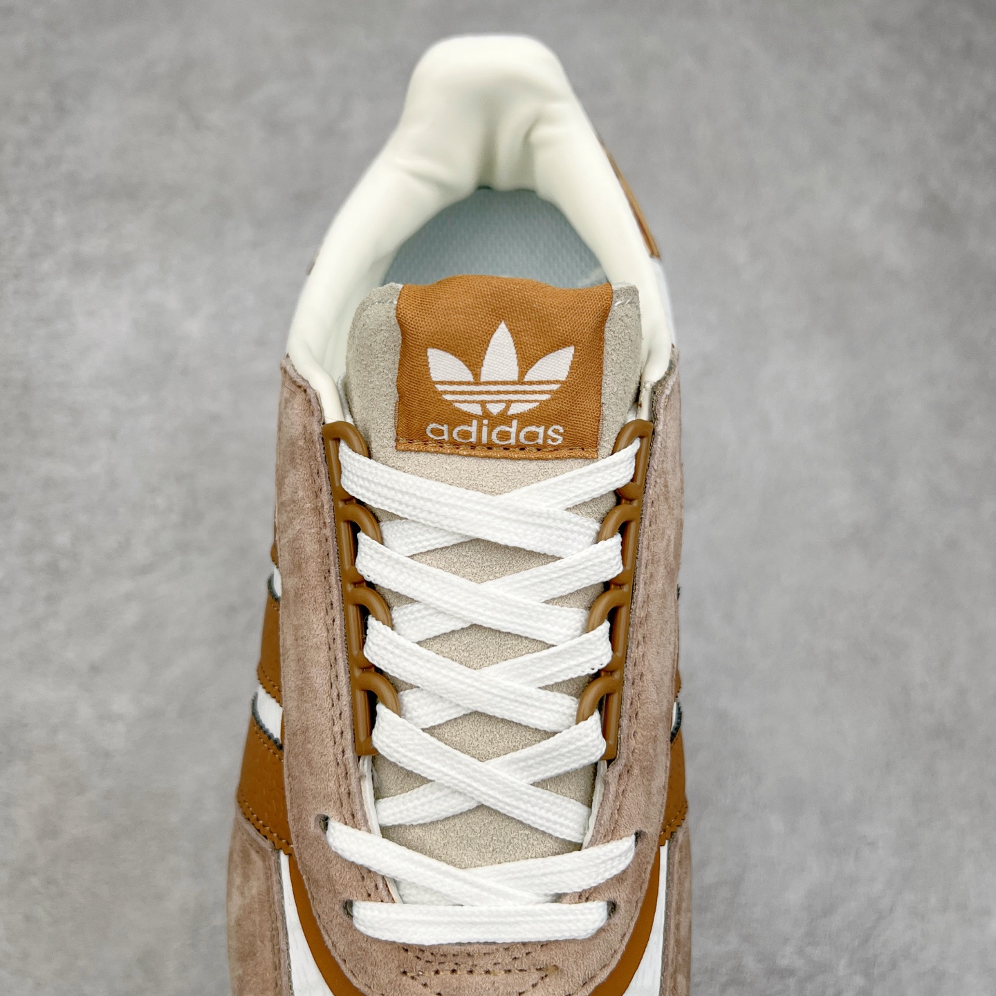 图片[5]-AD Originals Retropy Boost E5系列复古赛车原型一代系列爆米花缓震休闲运动慢跑鞋 复古风格鞋款作为如今的流行趋势之一深受欢迎，正是因此，将品牌历史经典设计与现代材料和技术相融合成为了Originals的创作思路，重新带来那些经典作品并赋予新诠释，使其跨越历史，成为时代标签。通过重新组合品牌历史经典与当代创新技术 Originals推出Retropy E5新鞋款 在延续复古韵味的同时，设计上做出更适应于现代化审美的调整。鞋面采用尼龙材质和绒面革结合打造，搭配BOOST材质中底提供舒适的日常穿着体验。尺码：36 36⅔ 37⅓ 38 38⅔ 39⅓ 40 40⅔ 41⅓ 42 42⅔ 43⅓ 44 45-选品中心