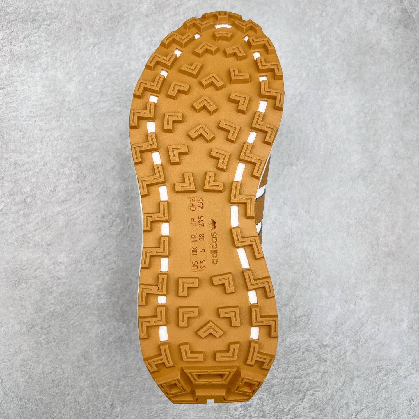 图片[9]-AD Originals Retropy Boost E5系列复古赛车原型一代系列爆米花缓震休闲运动慢跑鞋 复古风格鞋款作为如今的流行趋势之一深受欢迎，正是因此，将品牌历史经典设计与现代材料和技术相融合成为了Originals的创作思路，重新带来那些经典作品并赋予新诠释，使其跨越历史，成为时代标签。通过重新组合品牌历史经典与当代创新技术 Originals推出Retropy E5新鞋款 在延续复古韵味的同时，设计上做出更适应于现代化审美的调整。鞋面采用尼龙材质和绒面革结合打造，搭配BOOST材质中底提供舒适的日常穿着体验。尺码：36 36⅔ 37⅓ 38 38⅔ 39⅓ 40 40⅔ 41⅓ 42 42⅔ 43⅓ 44 45-选品中心