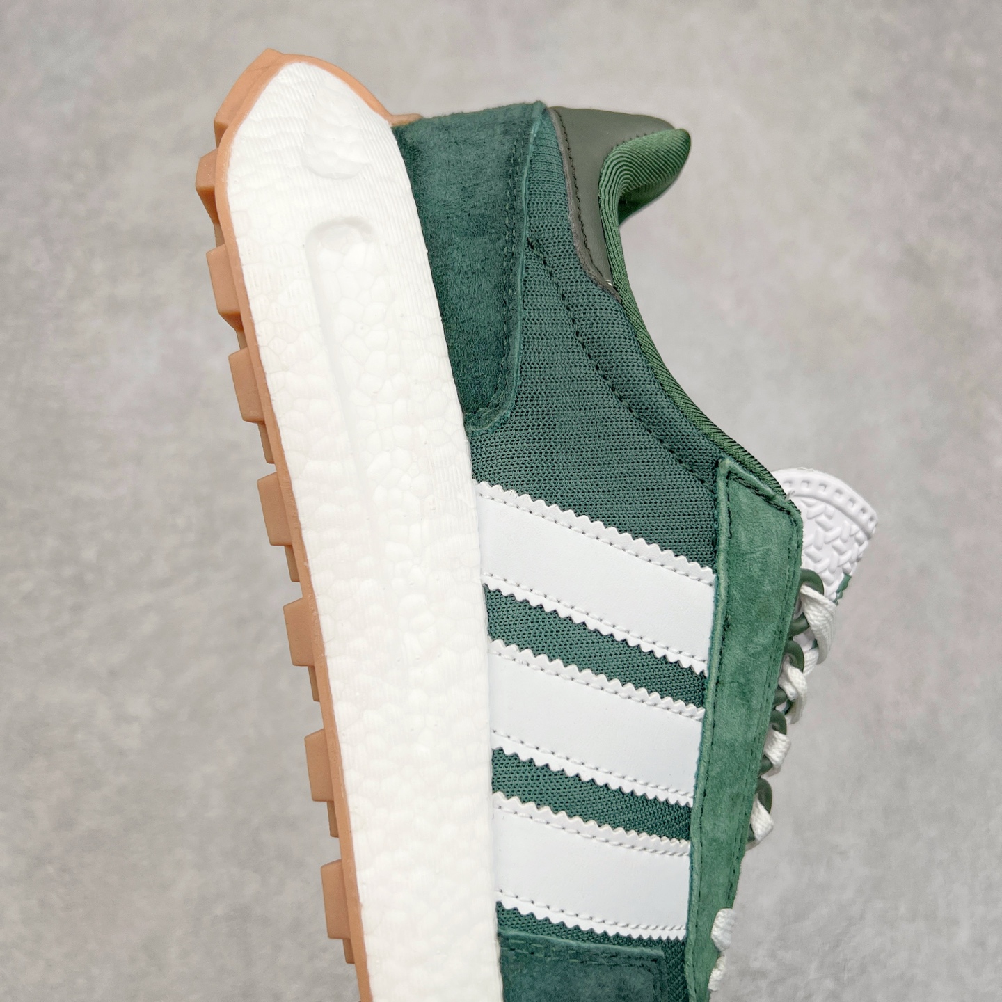 图片[6]-AD Originals Retropy Boost E5系列复古赛车原型一代系列爆米花缓震休闲运动慢跑鞋 复古风格鞋款作为如今的流行趋势之一深受欢迎，正是因此，将品牌历史经典设计与现代材料和技术相融合成为了Originals的创作思路，重新带来那些经典作品并赋予新诠释，使其跨越历史，成为时代标签。通过重新组合品牌历史经典与当代创新技术 Originals推出Retropy E5新鞋款 在延续复古韵味的同时，设计上做出更适应于现代化审美的调整。鞋面采用尼龙材质和绒面革结合打造，搭配BOOST材质中底提供舒适的日常穿着体验。尺码：36 36⅔ 37⅓ 38 38⅔ 39⅓ 40 40⅔ 41⅓ 42 42⅔ 43⅓ 44 45-选品中心