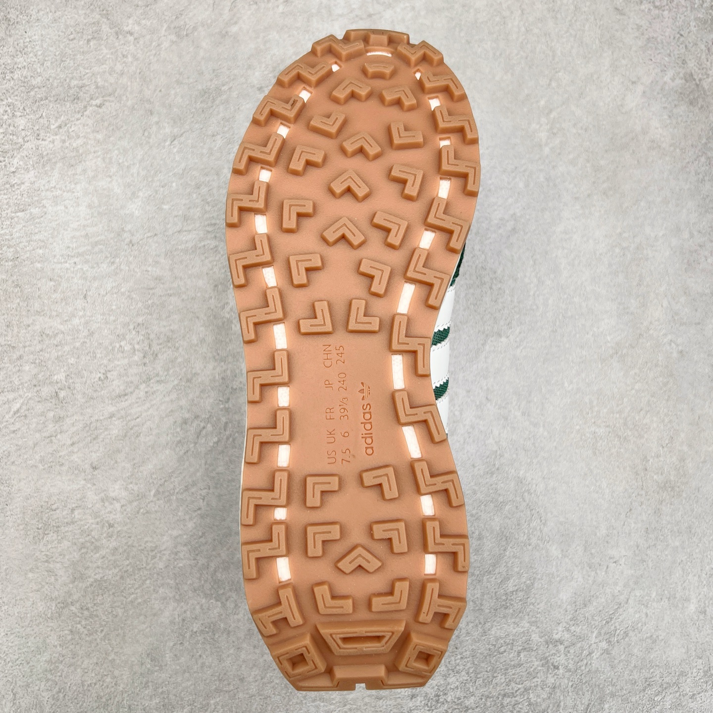 图片[9]-AD Originals Retropy Boost E5系列复古赛车原型一代系列爆米花缓震休闲运动慢跑鞋 复古风格鞋款作为如今的流行趋势之一深受欢迎，正是因此，将品牌历史经典设计与现代材料和技术相融合成为了Originals的创作思路，重新带来那些经典作品并赋予新诠释，使其跨越历史，成为时代标签。通过重新组合品牌历史经典与当代创新技术 Originals推出Retropy E5新鞋款 在延续复古韵味的同时，设计上做出更适应于现代化审美的调整。鞋面采用尼龙材质和绒面革结合打造，搭配BOOST材质中底提供舒适的日常穿着体验。尺码：36 36⅔ 37⅓ 38 38⅔ 39⅓ 40 40⅔ 41⅓ 42 42⅔ 43⅓ 44 45-选品中心