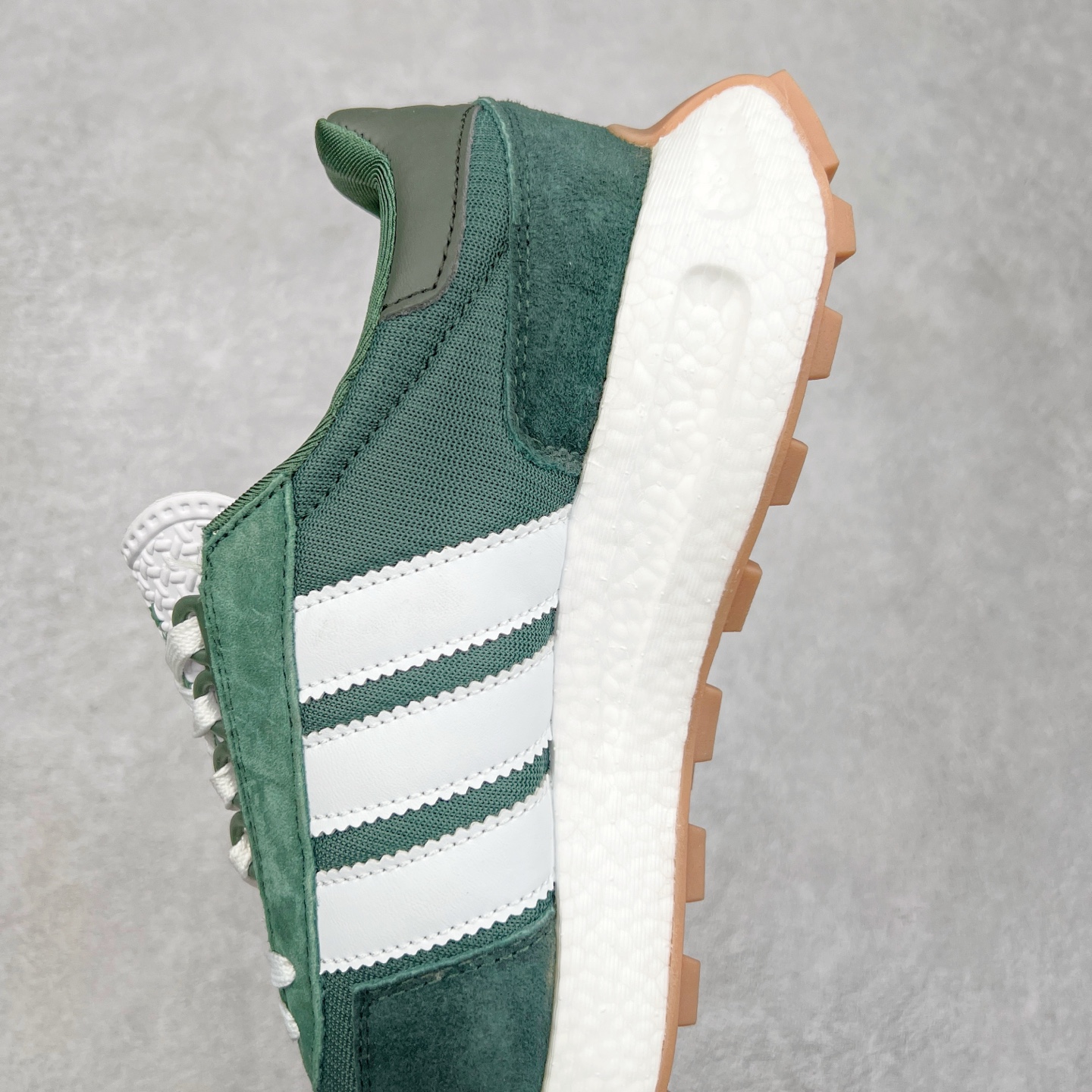 图片[7]-AD Originals Retropy Boost E5系列复古赛车原型一代系列爆米花缓震休闲运动慢跑鞋 复古风格鞋款作为如今的流行趋势之一深受欢迎，正是因此，将品牌历史经典设计与现代材料和技术相融合成为了Originals的创作思路，重新带来那些经典作品并赋予新诠释，使其跨越历史，成为时代标签。通过重新组合品牌历史经典与当代创新技术 Originals推出Retropy E5新鞋款 在延续复古韵味的同时，设计上做出更适应于现代化审美的调整。鞋面采用尼龙材质和绒面革结合打造，搭配BOOST材质中底提供舒适的日常穿着体验。尺码：36 36⅔ 37⅓ 38 38⅔ 39⅓ 40 40⅔ 41⅓ 42 42⅔ 43⅓ 44 45-选品中心