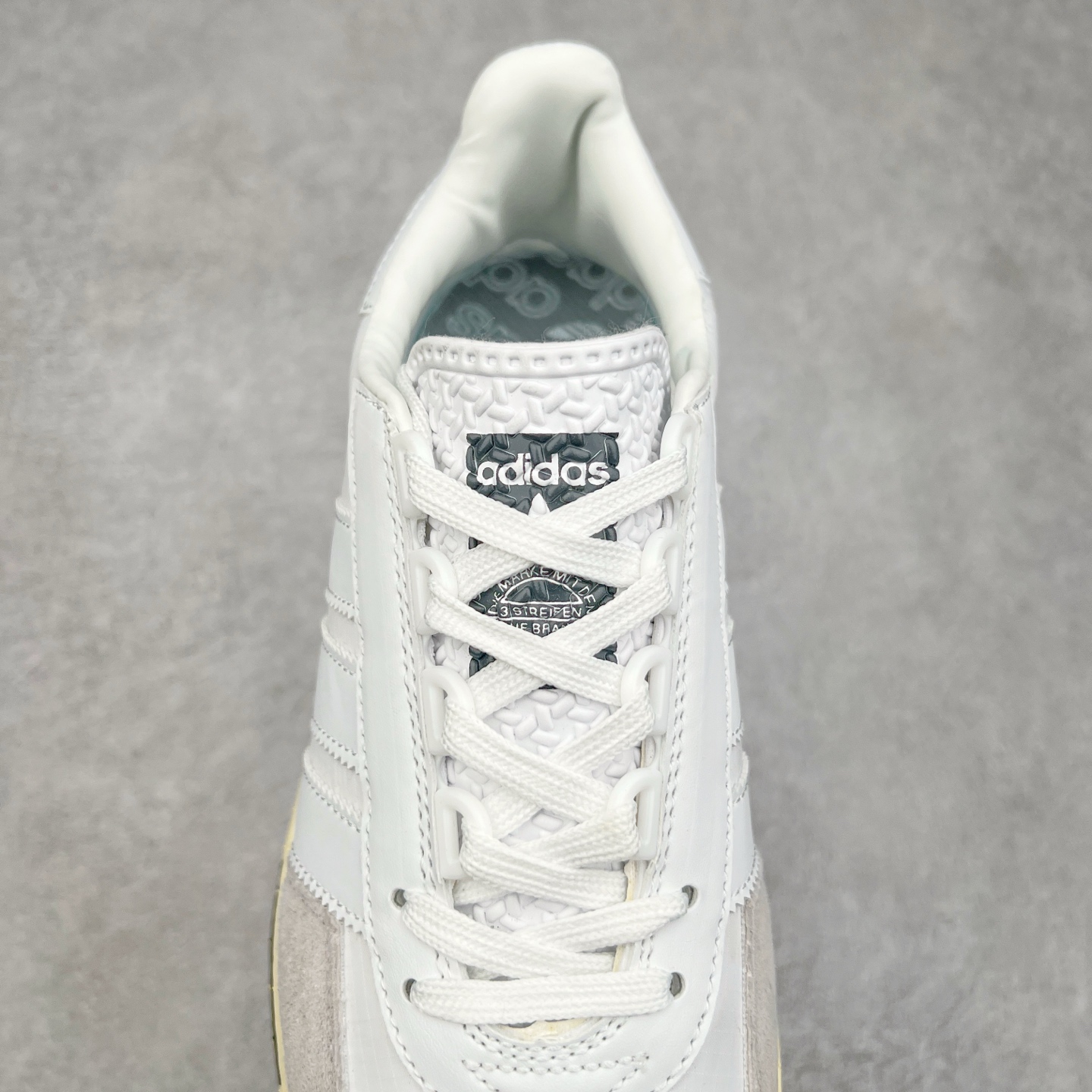 图片[5]-AD Originals Retropy Boost E5系列复古赛车原型一代系列爆米花缓震休闲运动慢跑鞋 复古风格鞋款作为如今的流行趋势之一深受欢迎，正是因此，将品牌历史经典设计与现代材料和技术相融合成为了Originals的创作思路，重新带来那些经典作品并赋予新诠释，使其跨越历史，成为时代标签。通过重新组合品牌历史经典与当代创新技术 Originals推出Retropy E5新鞋款 在延续复古韵味的同时，设计上做出更适应于现代化审美的调整。鞋面采用尼龙材质和绒面革结合打造，搭配BOOST材质中底提供舒适的日常穿着体验。尺码：36 36⅔ 37⅓ 38 38⅔ 39⅓ 40 40⅔ 41⅓ 42 42⅔ 43⅓ 44 45-选品中心