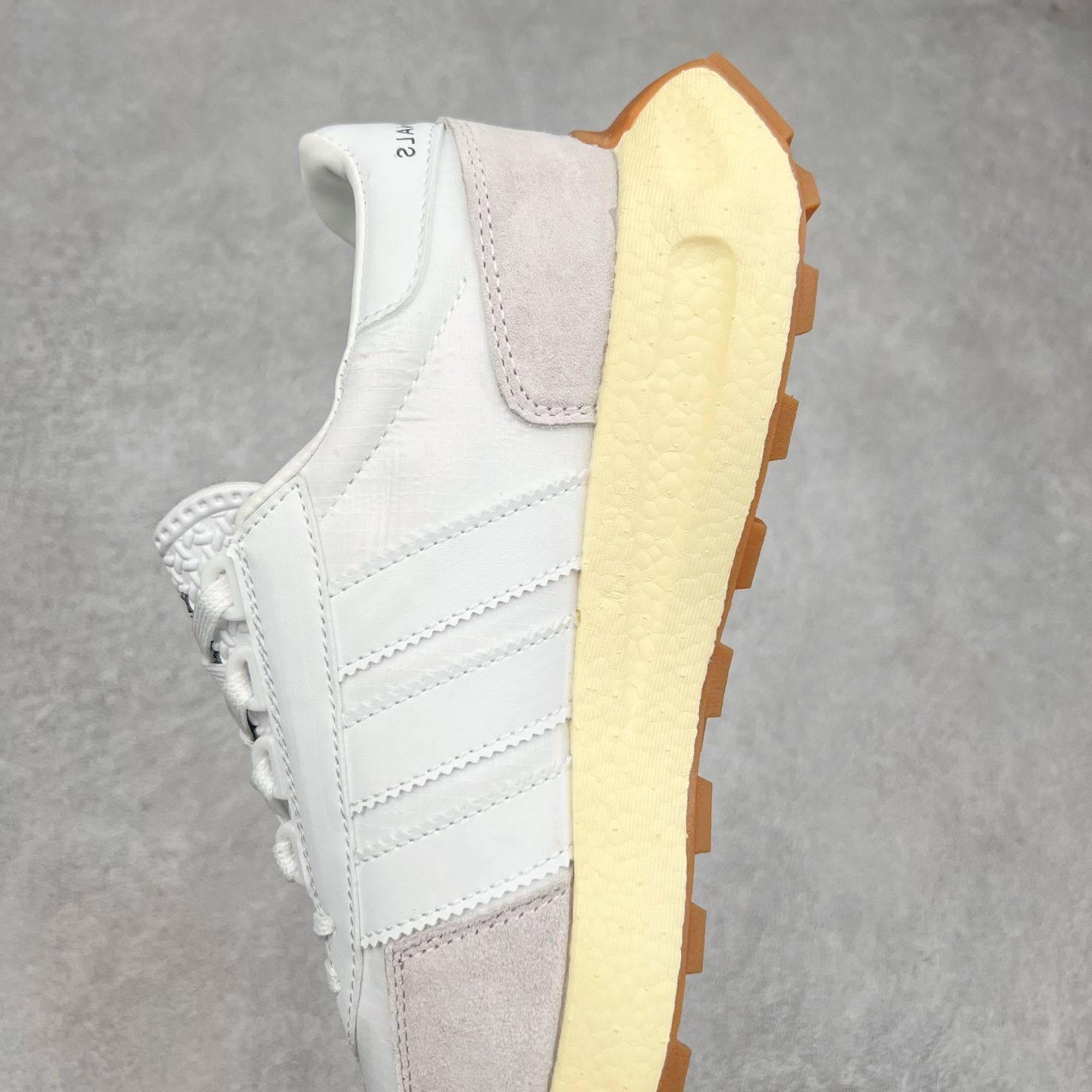 图片[7]-AD Originals Retropy Boost E5系列复古赛车原型一代系列爆米花缓震休闲运动慢跑鞋 复古风格鞋款作为如今的流行趋势之一深受欢迎，正是因此，将品牌历史经典设计与现代材料和技术相融合成为了Originals的创作思路，重新带来那些经典作品并赋予新诠释，使其跨越历史，成为时代标签。通过重新组合品牌历史经典与当代创新技术 Originals推出Retropy E5新鞋款 在延续复古韵味的同时，设计上做出更适应于现代化审美的调整。鞋面采用尼龙材质和绒面革结合打造，搭配BOOST材质中底提供舒适的日常穿着体验。尺码：36 36⅔ 37⅓ 38 38⅔ 39⅓ 40 40⅔ 41⅓ 42 42⅔ 43⅓ 44 45-选品中心