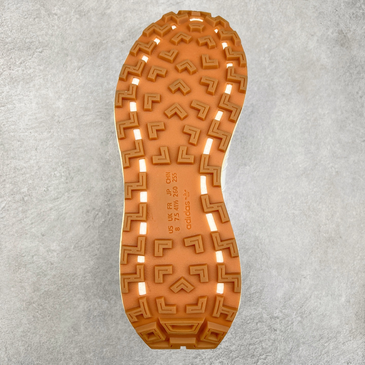 图片[9]-AD Originals Retropy Boost E5系列复古赛车原型一代系列爆米花缓震休闲运动慢跑鞋 复古风格鞋款作为如今的流行趋势之一深受欢迎，正是因此，将品牌历史经典设计与现代材料和技术相融合成为了Originals的创作思路，重新带来那些经典作品并赋予新诠释，使其跨越历史，成为时代标签。通过重新组合品牌历史经典与当代创新技术 Originals推出Retropy E5新鞋款 在延续复古韵味的同时，设计上做出更适应于现代化审美的调整。鞋面采用尼龙材质和绒面革结合打造，搭配BOOST材质中底提供舒适的日常穿着体验。尺码：36 36⅔ 37⅓ 38 38⅔ 39⅓ 40 40⅔ 41⅓ 42 42⅔ 43⅓ 44 45-选品中心