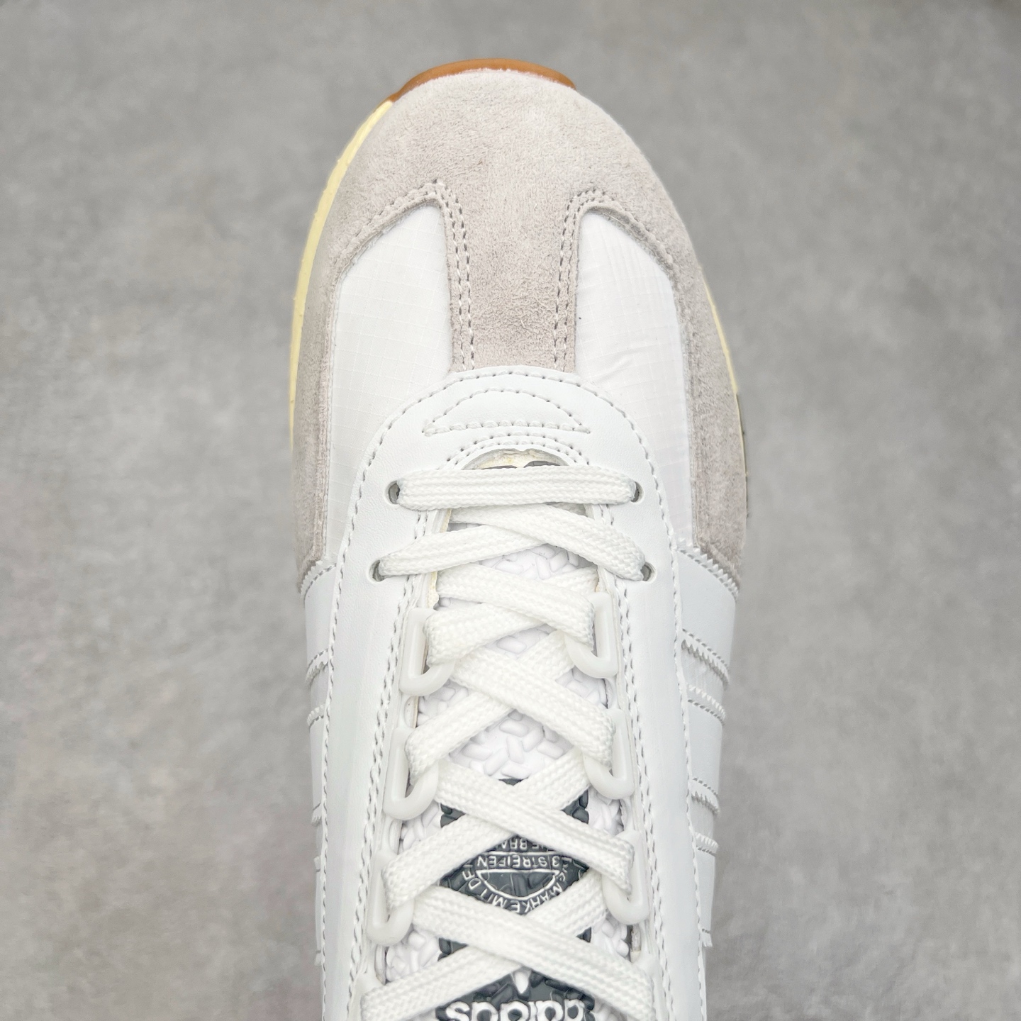 图片[4]-AD Originals Retropy Boost E5系列复古赛车原型一代系列爆米花缓震休闲运动慢跑鞋 复古风格鞋款作为如今的流行趋势之一深受欢迎，正是因此，将品牌历史经典设计与现代材料和技术相融合成为了Originals的创作思路，重新带来那些经典作品并赋予新诠释，使其跨越历史，成为时代标签。通过重新组合品牌历史经典与当代创新技术 Originals推出Retropy E5新鞋款 在延续复古韵味的同时，设计上做出更适应于现代化审美的调整。鞋面采用尼龙材质和绒面革结合打造，搭配BOOST材质中底提供舒适的日常穿着体验。尺码：36 36⅔ 37⅓ 38 38⅔ 39⅓ 40 40⅔ 41⅓ 42 42⅔ 43⅓ 44 45-选品中心