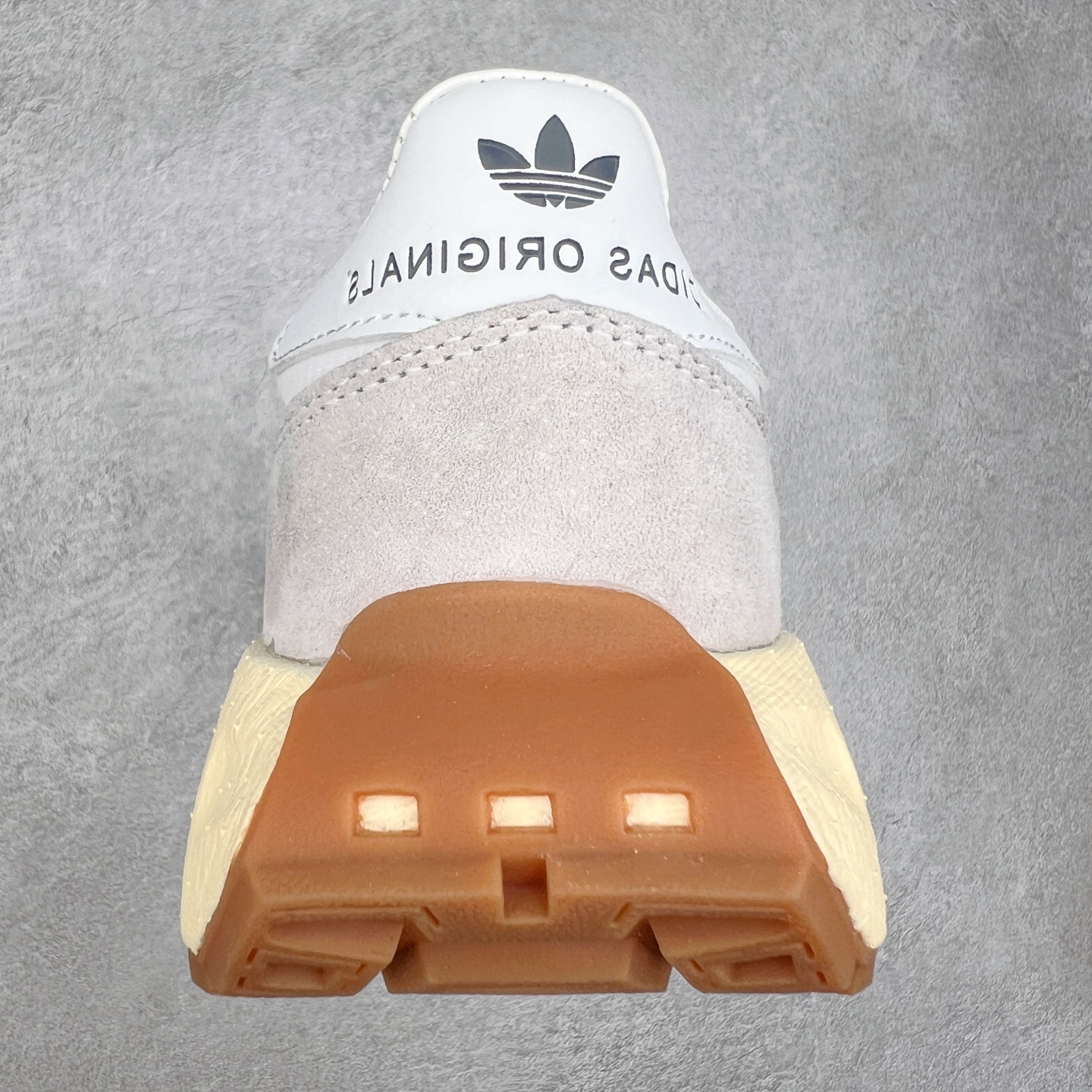 图片[8]-AD Originals Retropy Boost E5系列复古赛车原型一代系列爆米花缓震休闲运动慢跑鞋 复古风格鞋款作为如今的流行趋势之一深受欢迎，正是因此，将品牌历史经典设计与现代材料和技术相融合成为了Originals的创作思路，重新带来那些经典作品并赋予新诠释，使其跨越历史，成为时代标签。通过重新组合品牌历史经典与当代创新技术 Originals推出Retropy E5新鞋款 在延续复古韵味的同时，设计上做出更适应于现代化审美的调整。鞋面采用尼龙材质和绒面革结合打造，搭配BOOST材质中底提供舒适的日常穿着体验。尺码：36 36⅔ 37⅓ 38 38⅔ 39⅓ 40 40⅔ 41⅓ 42 42⅔ 43⅓ 44 45-选品中心