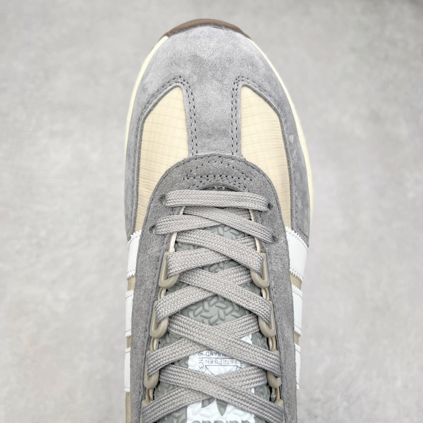 图片[4]-AD Originals Retropy Boost E5系列复古赛车原型一代系列爆米花缓震休闲运动慢跑鞋 复古风格鞋款作为如今的流行趋势之一深受欢迎，正是因此，将品牌历史经典设计与现代材料和技术相融合成为了Originals的创作思路，重新带来那些经典作品并赋予新诠释，使其跨越历史，成为时代标签。通过重新组合品牌历史经典与当代创新技术 Originals推出Retropy E5新鞋款 在延续复古韵味的同时，设计上做出更适应于现代化审美的调整。鞋面采用尼龙材质和绒面革结合打造，搭配BOOST材质中底提供舒适的日常穿着体验。尺码：36 36⅔ 37⅓ 38 38⅔ 39⅓ 40 40⅔ 41⅓ 42 42⅔ 43⅓ 44 45-选品中心