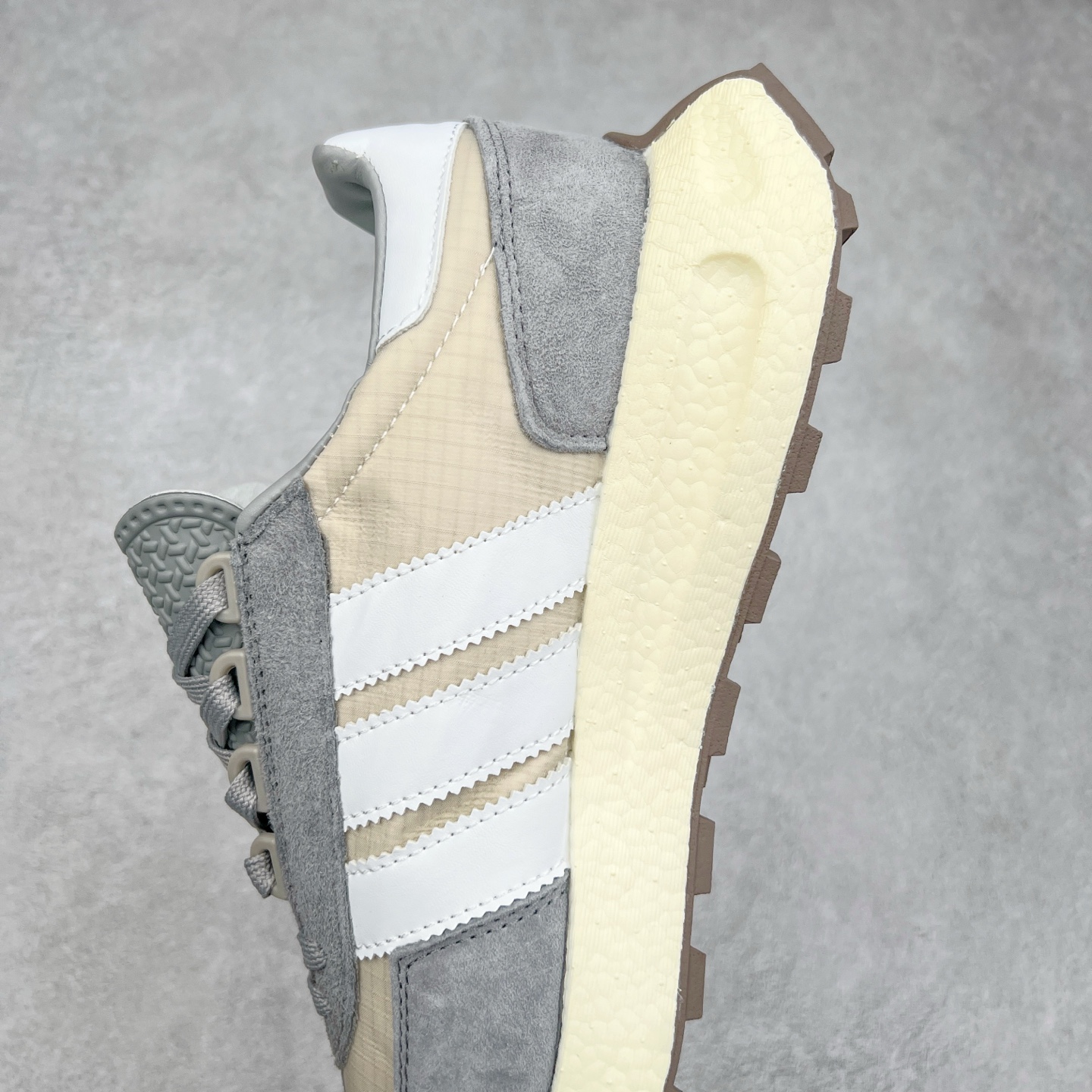 图片[7]-AD Originals Retropy Boost E5系列复古赛车原型一代系列爆米花缓震休闲运动慢跑鞋 复古风格鞋款作为如今的流行趋势之一深受欢迎，正是因此，将品牌历史经典设计与现代材料和技术相融合成为了Originals的创作思路，重新带来那些经典作品并赋予新诠释，使其跨越历史，成为时代标签。通过重新组合品牌历史经典与当代创新技术 Originals推出Retropy E5新鞋款 在延续复古韵味的同时，设计上做出更适应于现代化审美的调整。鞋面采用尼龙材质和绒面革结合打造，搭配BOOST材质中底提供舒适的日常穿着体验。尺码：36 36⅔ 37⅓ 38 38⅔ 39⅓ 40 40⅔ 41⅓ 42 42⅔ 43⅓ 44 45-选品中心