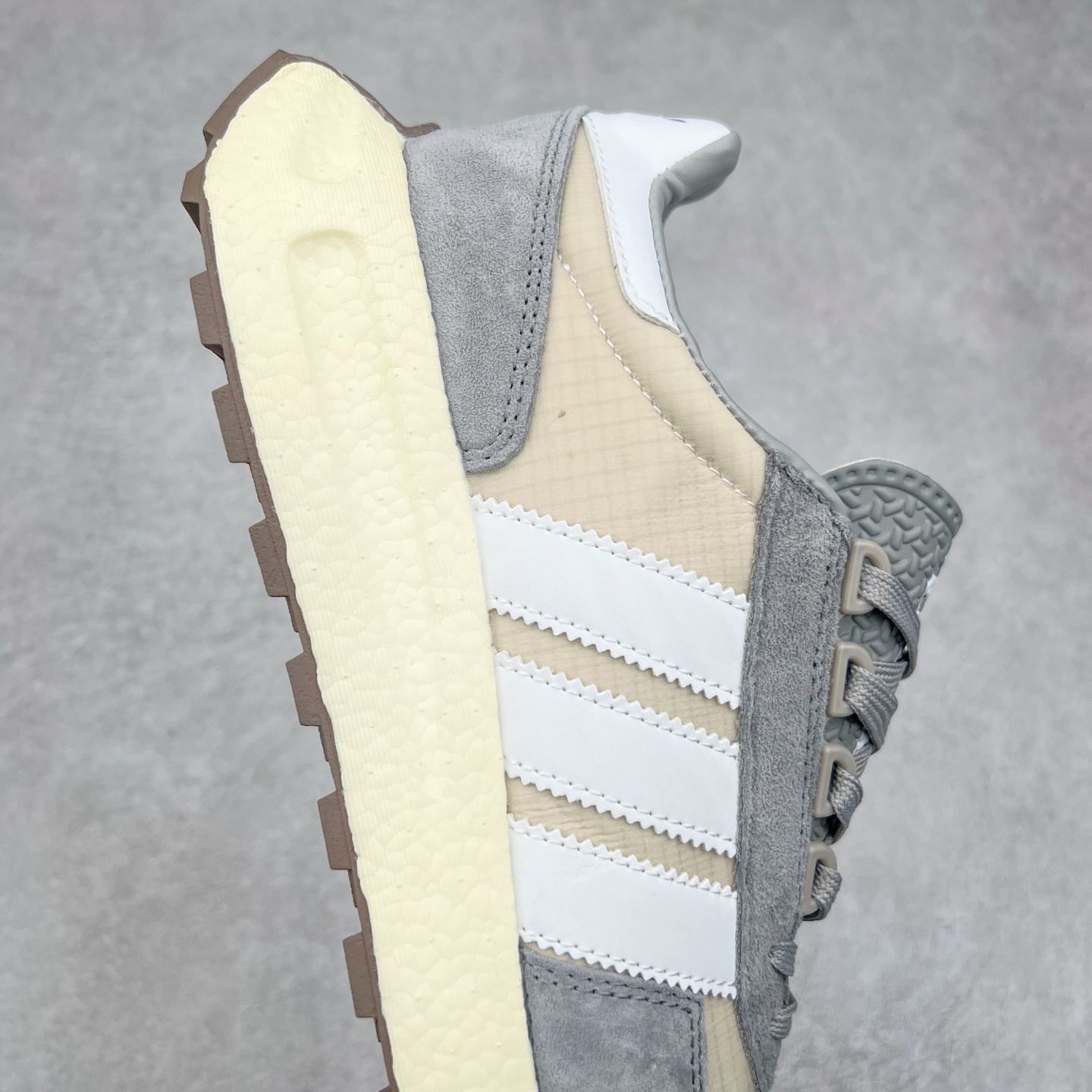 图片[6]-AD Originals Retropy Boost E5系列复古赛车原型一代系列爆米花缓震休闲运动慢跑鞋 复古风格鞋款作为如今的流行趋势之一深受欢迎，正是因此，将品牌历史经典设计与现代材料和技术相融合成为了Originals的创作思路，重新带来那些经典作品并赋予新诠释，使其跨越历史，成为时代标签。通过重新组合品牌历史经典与当代创新技术 Originals推出Retropy E5新鞋款 在延续复古韵味的同时，设计上做出更适应于现代化审美的调整。鞋面采用尼龙材质和绒面革结合打造，搭配BOOST材质中底提供舒适的日常穿着体验。尺码：36 36⅔ 37⅓ 38 38⅔ 39⅓ 40 40⅔ 41⅓ 42 42⅔ 43⅓ 44 45-选品中心