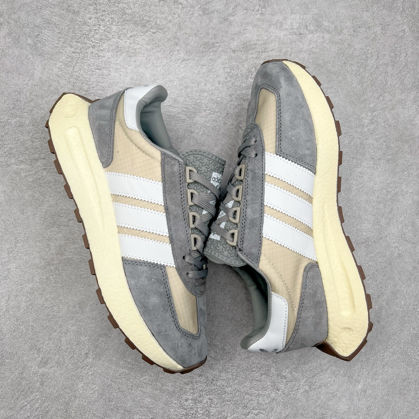 图片[3]-AD Originals Retropy Boost E5系列复古赛车原型一代系列爆米花缓震休闲运动慢跑鞋 复古风格鞋款作为如今的流行趋势之一深受欢迎，正是因此，将品牌历史经典设计与现代材料和技术相融合成为了Originals的创作思路，重新带来那些经典作品并赋予新诠释，使其跨越历史，成为时代标签。通过重新组合品牌历史经典与当代创新技术 Originals推出Retropy E5新鞋款 在延续复古韵味的同时，设计上做出更适应于现代化审美的调整。鞋面采用尼龙材质和绒面革结合打造，搭配BOOST材质中底提供舒适的日常穿着体验。尺码：36 36⅔ 37⅓ 38 38⅔ 39⅓ 40 40⅔ 41⅓ 42 42⅔ 43⅓ 44 45-选品中心