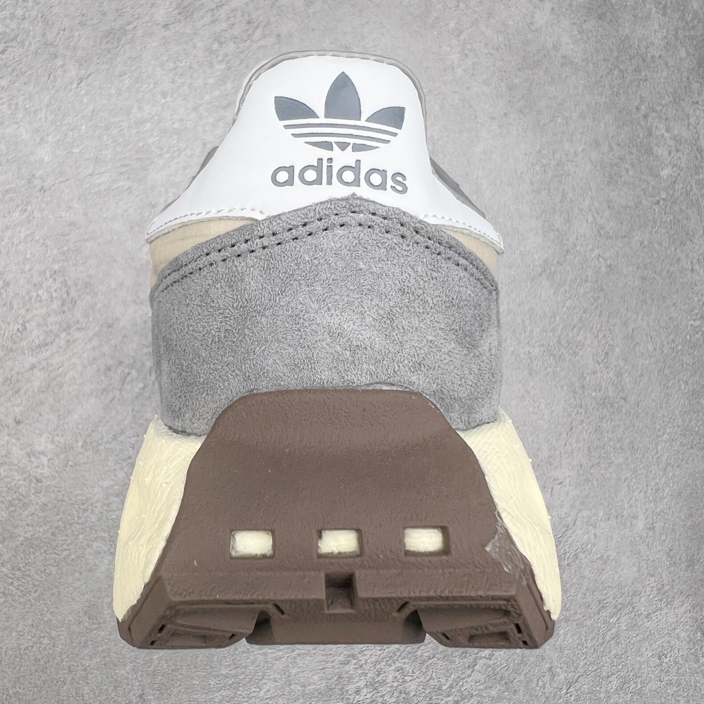 图片[8]-AD Originals Retropy Boost E5系列复古赛车原型一代系列爆米花缓震休闲运动慢跑鞋 复古风格鞋款作为如今的流行趋势之一深受欢迎，正是因此，将品牌历史经典设计与现代材料和技术相融合成为了Originals的创作思路，重新带来那些经典作品并赋予新诠释，使其跨越历史，成为时代标签。通过重新组合品牌历史经典与当代创新技术 Originals推出Retropy E5新鞋款 在延续复古韵味的同时，设计上做出更适应于现代化审美的调整。鞋面采用尼龙材质和绒面革结合打造，搭配BOOST材质中底提供舒适的日常穿着体验。尺码：36 36⅔ 37⅓ 38 38⅔ 39⅓ 40 40⅔ 41⅓ 42 42⅔ 43⅓ 44 45-选品中心