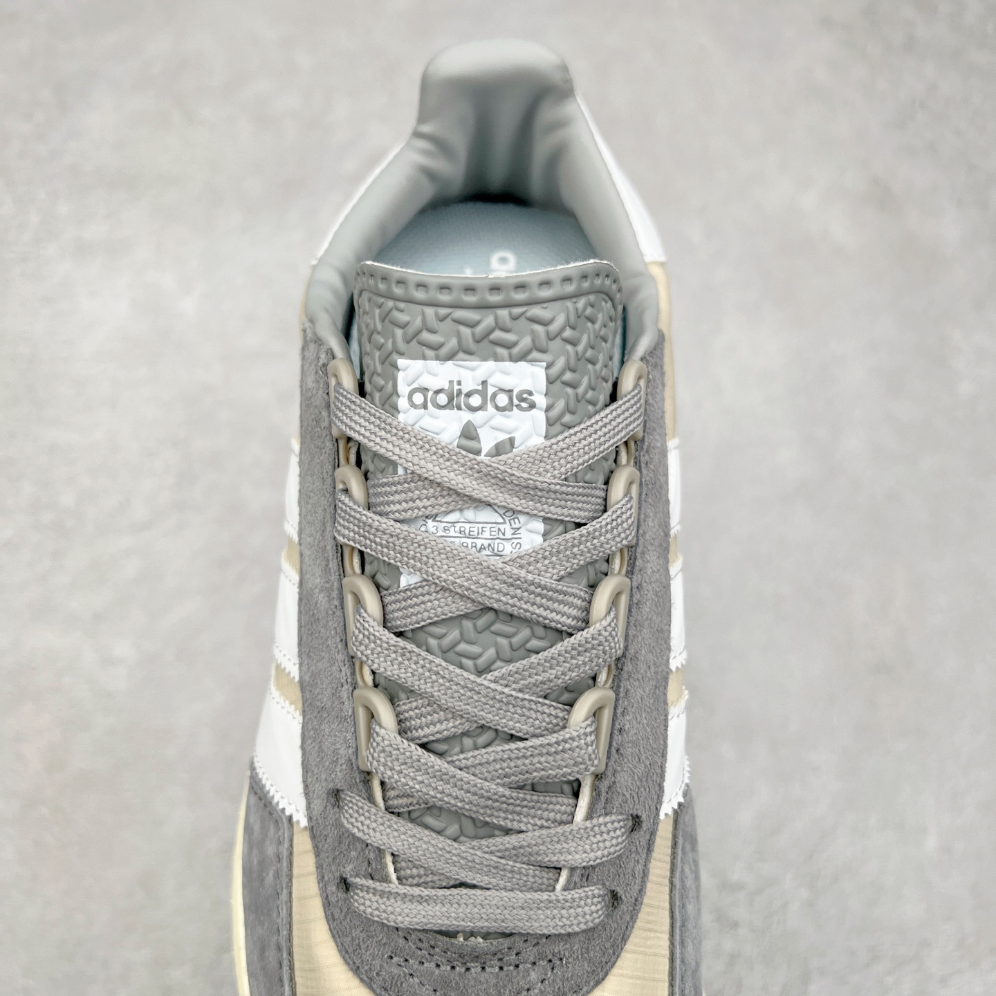 图片[5]-AD Originals Retropy Boost E5系列复古赛车原型一代系列爆米花缓震休闲运动慢跑鞋 复古风格鞋款作为如今的流行趋势之一深受欢迎，正是因此，将品牌历史经典设计与现代材料和技术相融合成为了Originals的创作思路，重新带来那些经典作品并赋予新诠释，使其跨越历史，成为时代标签。通过重新组合品牌历史经典与当代创新技术 Originals推出Retropy E5新鞋款 在延续复古韵味的同时，设计上做出更适应于现代化审美的调整。鞋面采用尼龙材质和绒面革结合打造，搭配BOOST材质中底提供舒适的日常穿着体验。尺码：36 36⅔ 37⅓ 38 38⅔ 39⅓ 40 40⅔ 41⅓ 42 42⅔ 43⅓ 44 45-选品中心