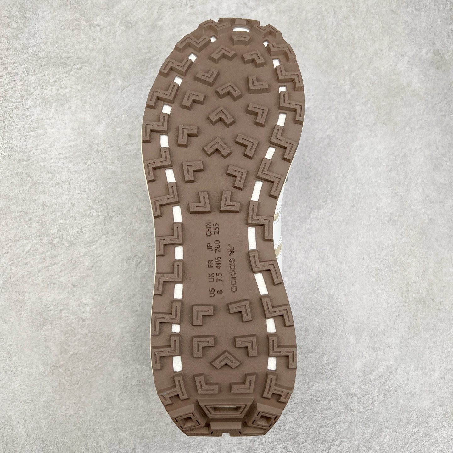 图片[9]-AD Originals Retropy Boost E5系列复古赛车原型一代系列爆米花缓震休闲运动慢跑鞋 复古风格鞋款作为如今的流行趋势之一深受欢迎，正是因此，将品牌历史经典设计与现代材料和技术相融合成为了Originals的创作思路，重新带来那些经典作品并赋予新诠释，使其跨越历史，成为时代标签。通过重新组合品牌历史经典与当代创新技术 Originals推出Retropy E5新鞋款 在延续复古韵味的同时，设计上做出更适应于现代化审美的调整。鞋面采用尼龙材质和绒面革结合打造，搭配BOOST材质中底提供舒适的日常穿着体验。尺码：36 36⅔ 37⅓ 38 38⅔ 39⅓ 40 40⅔ 41⅓ 42 42⅔ 43⅓ 44 45-选品中心