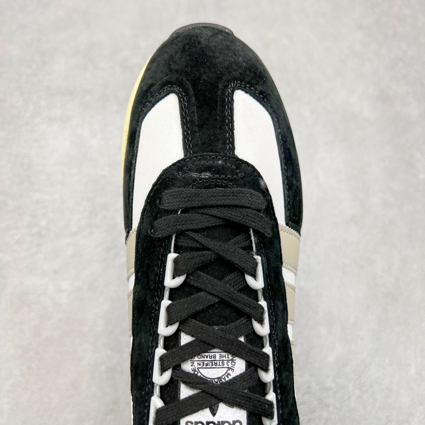 图片[4]-AD Originals Retropy Boost E5系列复古赛车原型一代系列爆米花缓震休闲运动慢跑鞋 复古风格鞋款作为如今的流行趋势之一深受欢迎，正是因此，将品牌历史经典设计与现代材料和技术相融合成为了Originals的创作思路，重新带来那些经典作品并赋予新诠释，使其跨越历史，成为时代标签。通过重新组合品牌历史经典与当代创新技术 Originals推出Retropy E5新鞋款 在延续复古韵味的同时，设计上做出更适应于现代化审美的调整。鞋面采用尼龙材质和绒面革结合打造，搭配BOOST材质中底提供舒适的日常穿着体验。尺码：36 36⅔ 37⅓ 38 38⅔ 39⅓ 40 40⅔ 41⅓ 42 42⅔ 43⅓ 44 45-选品中心