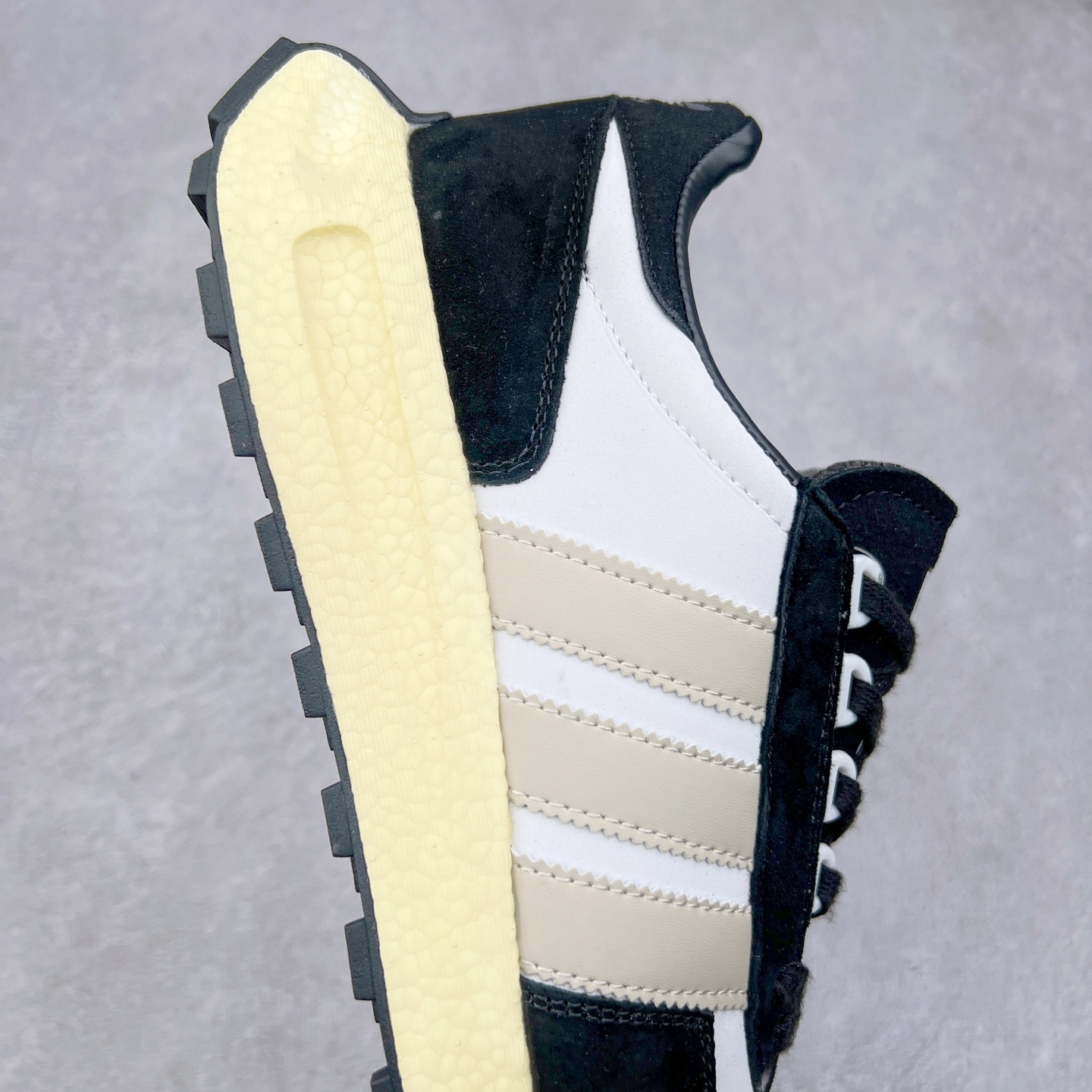 图片[6]-AD Originals Retropy Boost E5系列复古赛车原型一代系列爆米花缓震休闲运动慢跑鞋 复古风格鞋款作为如今的流行趋势之一深受欢迎，正是因此，将品牌历史经典设计与现代材料和技术相融合成为了Originals的创作思路，重新带来那些经典作品并赋予新诠释，使其跨越历史，成为时代标签。通过重新组合品牌历史经典与当代创新技术 Originals推出Retropy E5新鞋款 在延续复古韵味的同时，设计上做出更适应于现代化审美的调整。鞋面采用尼龙材质和绒面革结合打造，搭配BOOST材质中底提供舒适的日常穿着体验。尺码：36 36⅔ 37⅓ 38 38⅔ 39⅓ 40 40⅔ 41⅓ 42 42⅔ 43⅓ 44 45-选品中心