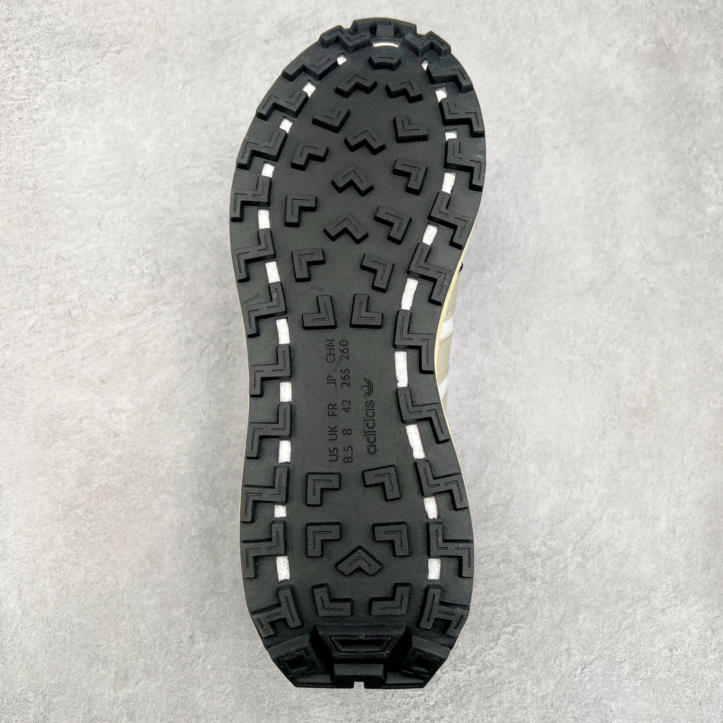 图片[9]-AD Originals Retropy Boost E5系列复古赛车原型一代系列爆米花缓震休闲运动慢跑鞋 复古风格鞋款作为如今的流行趋势之一深受欢迎，正是因此，将品牌历史经典设计与现代材料和技术相融合成为了Originals的创作思路，重新带来那些经典作品并赋予新诠释，使其跨越历史，成为时代标签。通过重新组合品牌历史经典与当代创新技术 Originals推出Retropy E5新鞋款 在延续复古韵味的同时，设计上做出更适应于现代化审美的调整。鞋面采用尼龙材质和绒面革结合打造，搭配BOOST材质中底提供舒适的日常穿着体验。尺码：36 36⅔ 37⅓ 38 38⅔ 39⅓ 40 40⅔ 41⅓ 42 42⅔ 43⅓ 44 45-选品中心